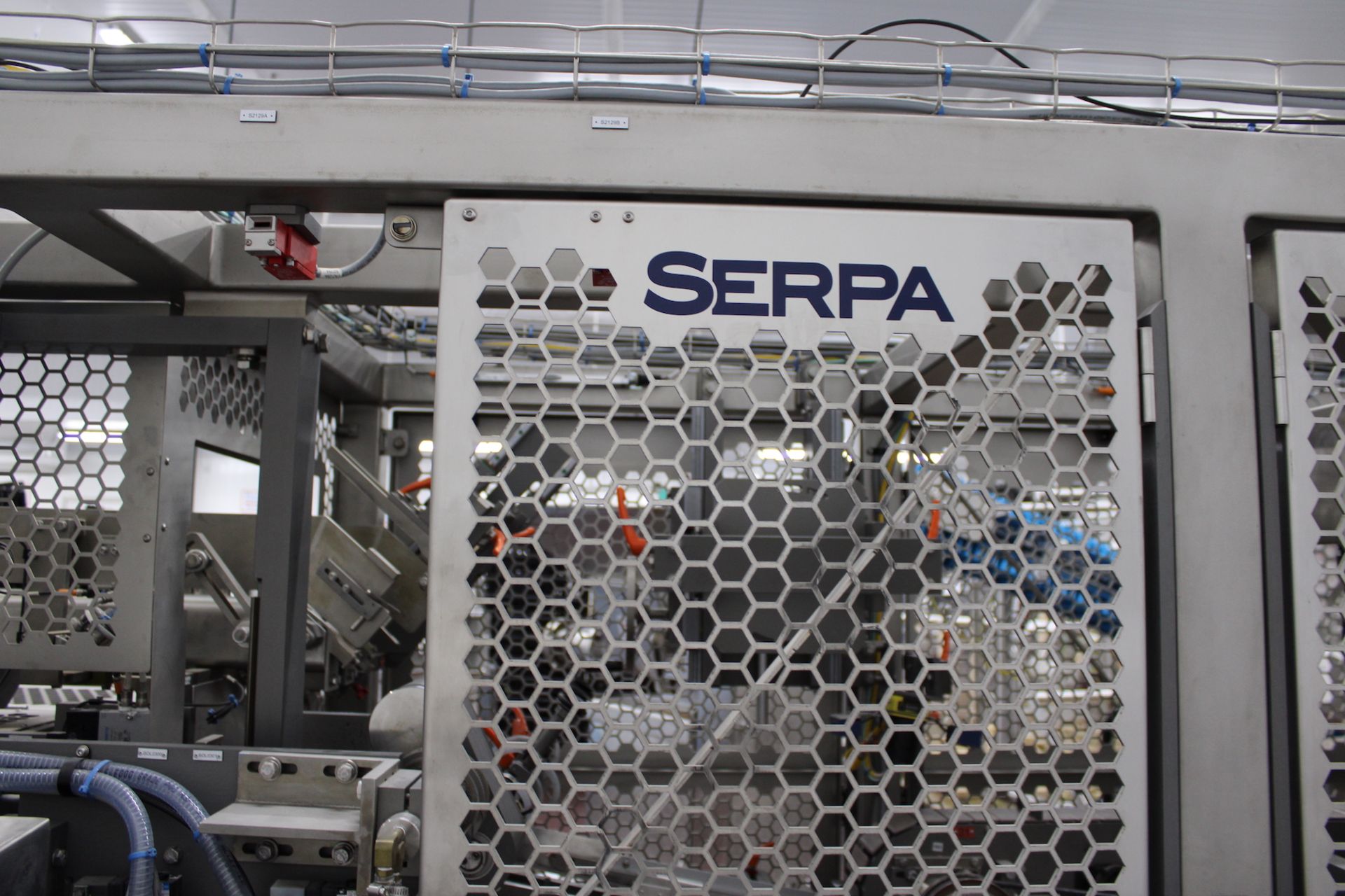 SERPA CARTONER SLEEVER, MODEL 2000WA (MISSING HMI AND GLUER COMPONENTS) (MORE INFORMATION COMING - Image 9 of 16
