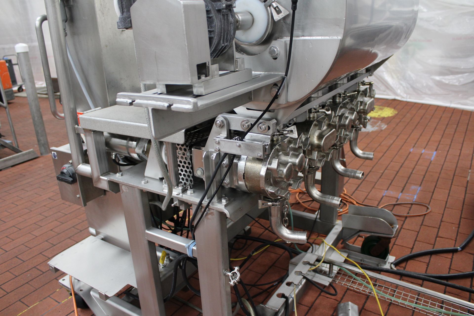 HINDSBOCK 4-WIDE SAUCE APPLICATOR / FILLER, EQUIPPED WITH SERVO DRIVEN AMPCO AND WAUKESHA CHERRY