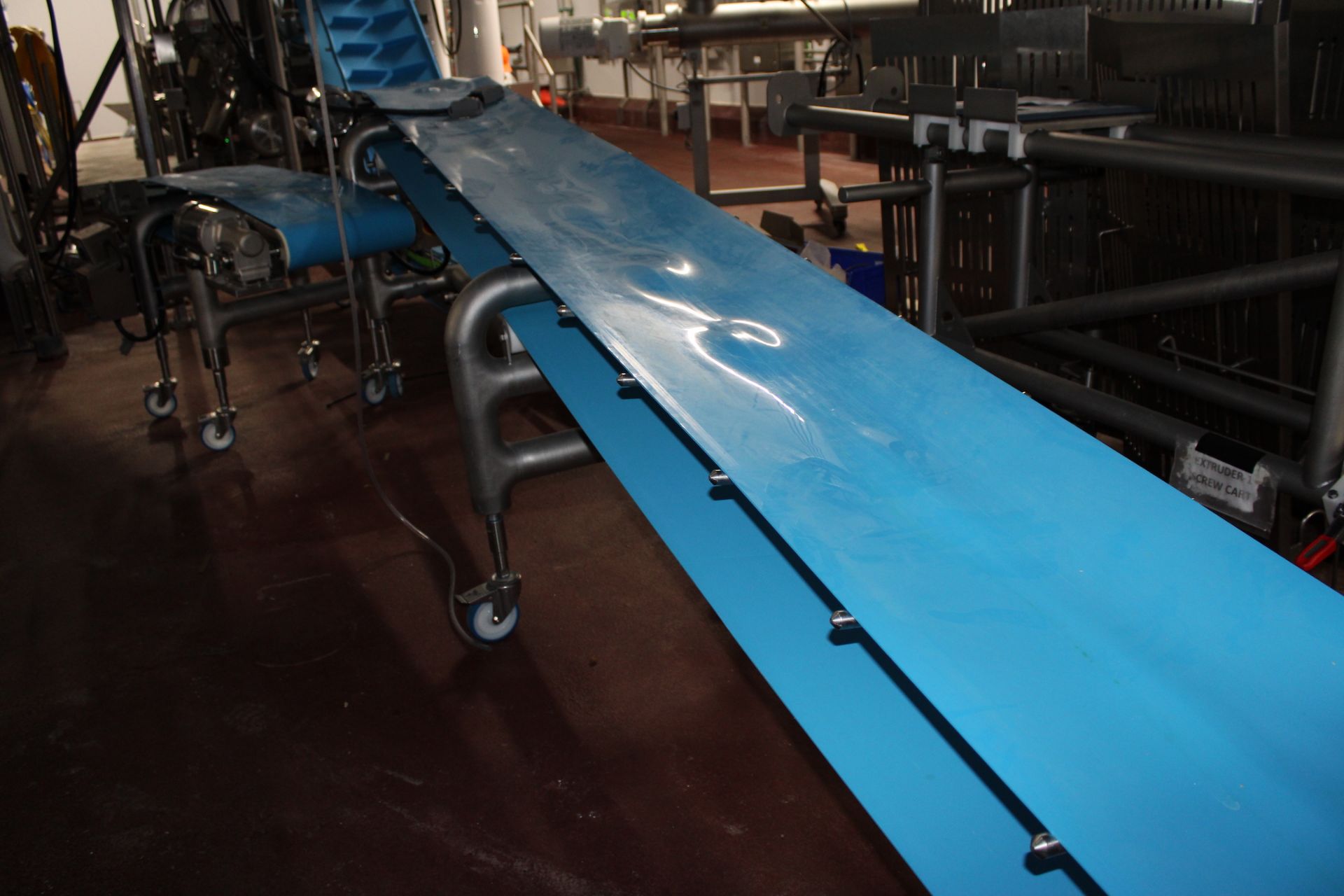 PORTABLE INCLINE CONVEYOR, APPROX. 18 IN. W - Image 3 of 5