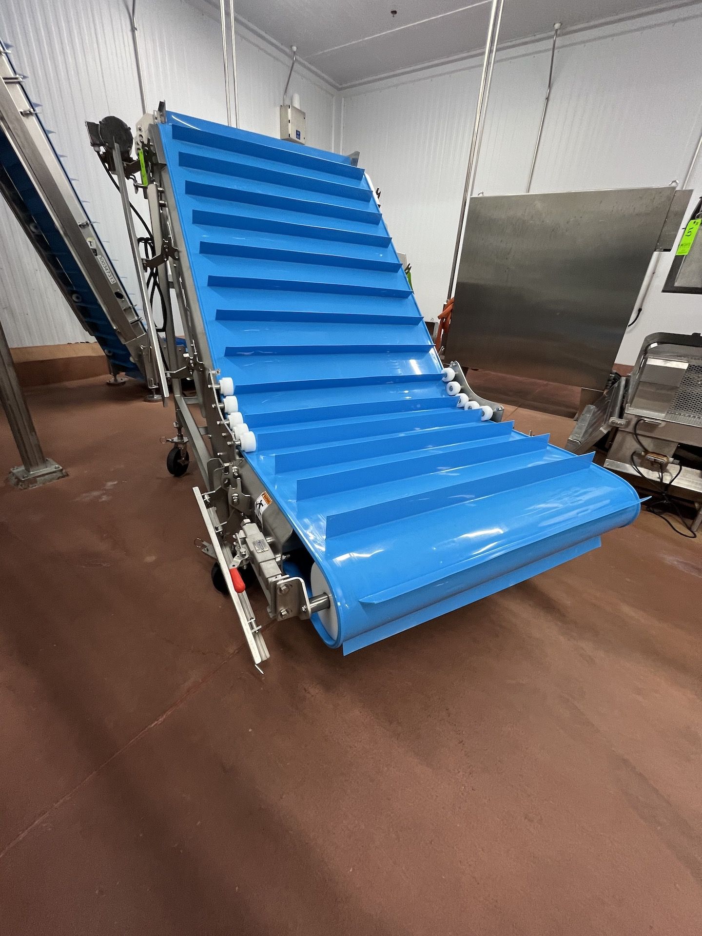 SMALLEY CLEATED INCLINE CONVEYOR, APPROX. 52 IN. W BELT, APPROX. 80 IN. TOP HEIGHT, APPROX. 3 IN.