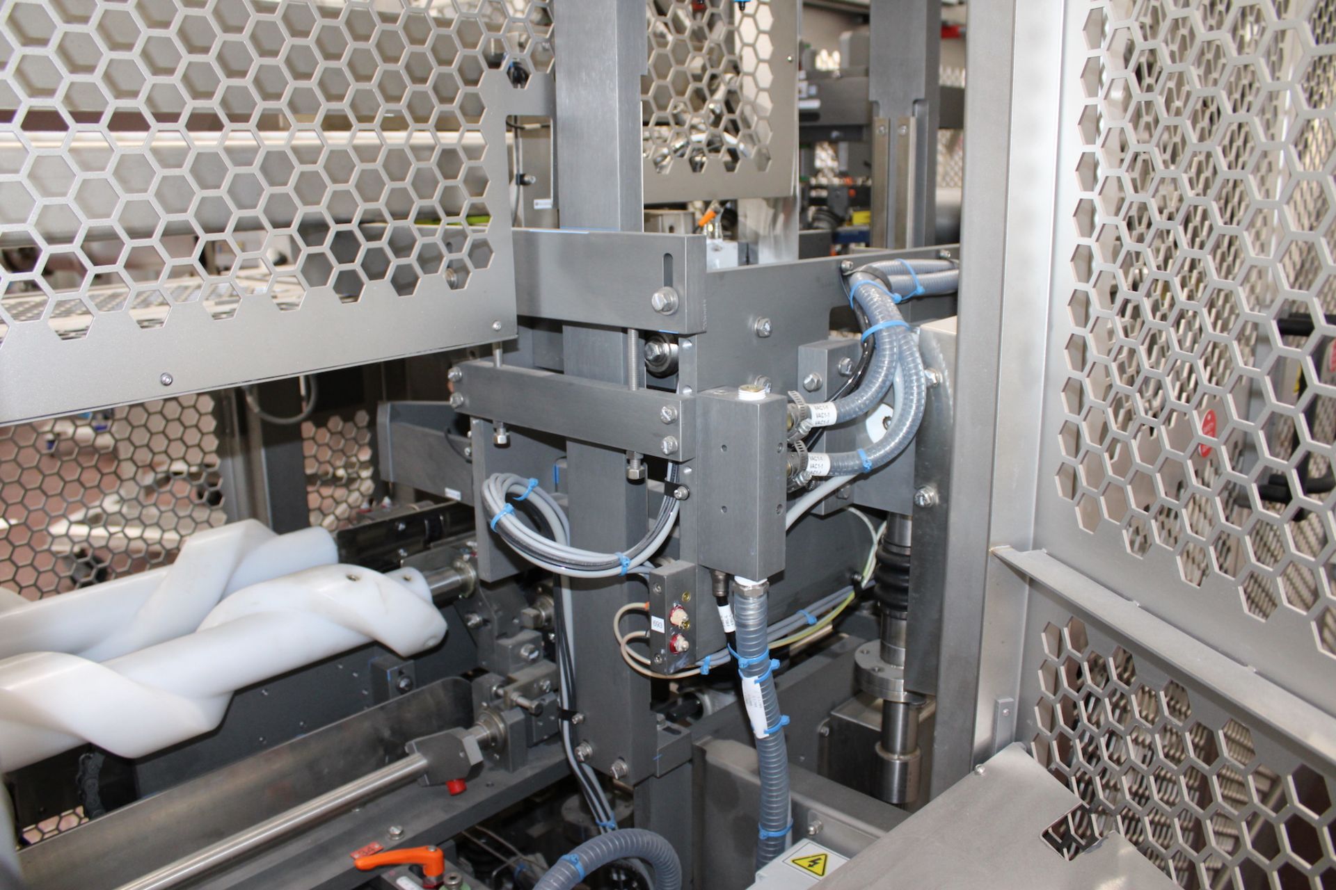 SERPA CARTONER SLEEVER, MODEL 2000WA (MISSING HMI AND GLUER COMPONENTS) (MORE INFORMATION COMING - Image 13 of 16