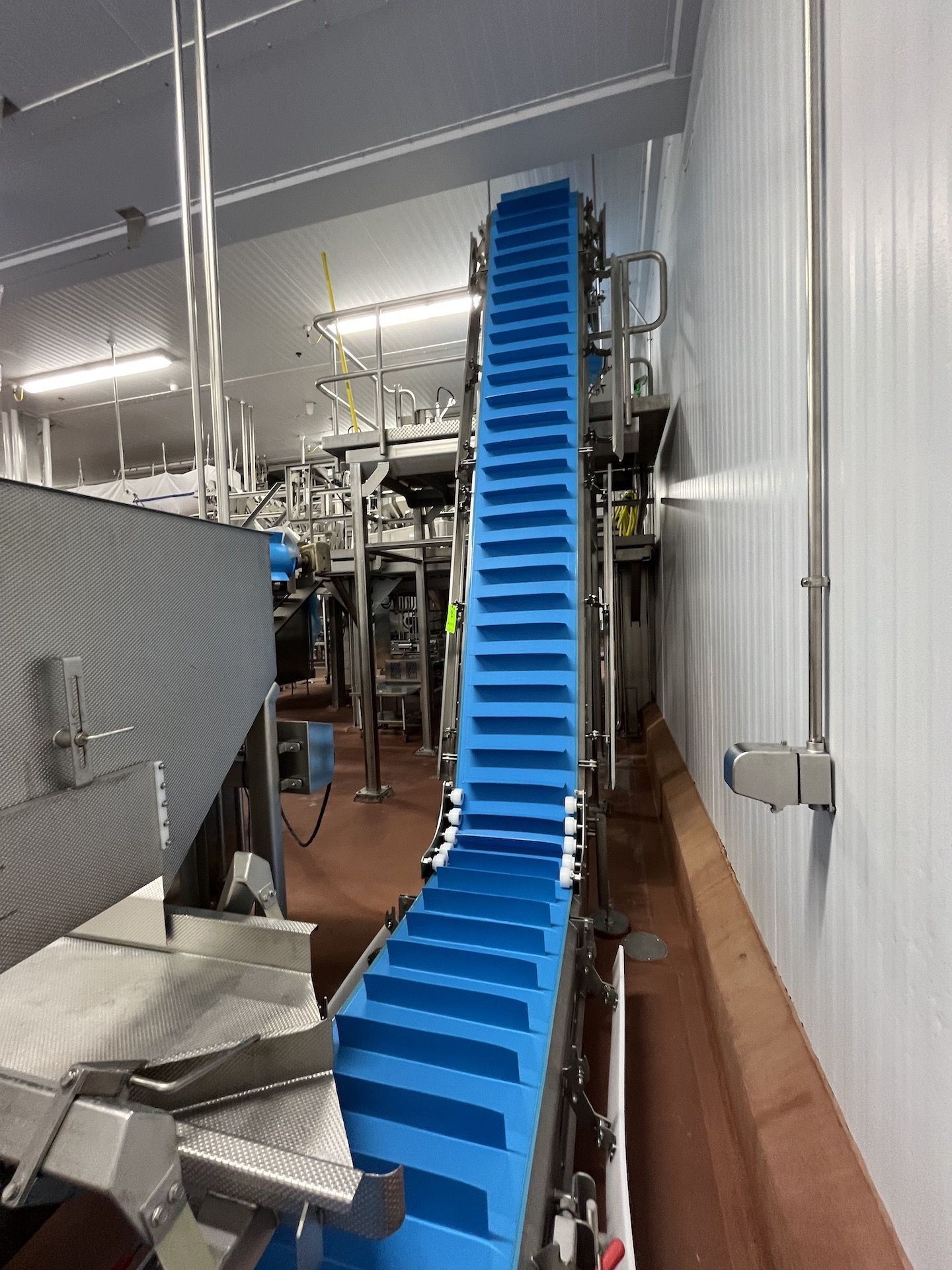 CLEATED INCLINE CONVEYOR, APPROX. 180 IN. MAX HEIGHT, APPROX. 24 IN. W BELT, APPROX. 4 IN. CLEATS - Image 3 of 10