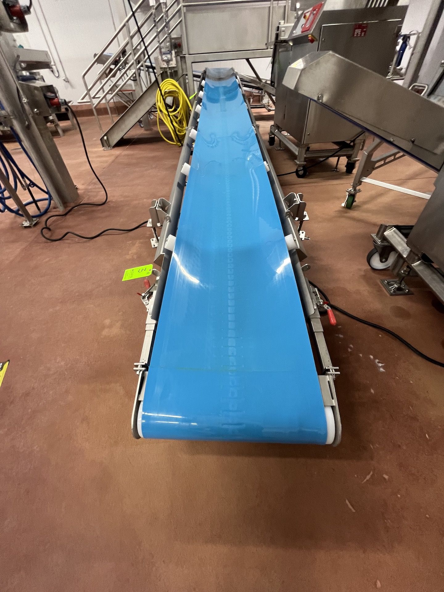 CONVEYOR COMPONENT SYSTEMS PORTABLE INCLINE CONVEYOR WITH TROUGHING IDLERS, APPROX. 330 IN. L X 23 - Image 4 of 10