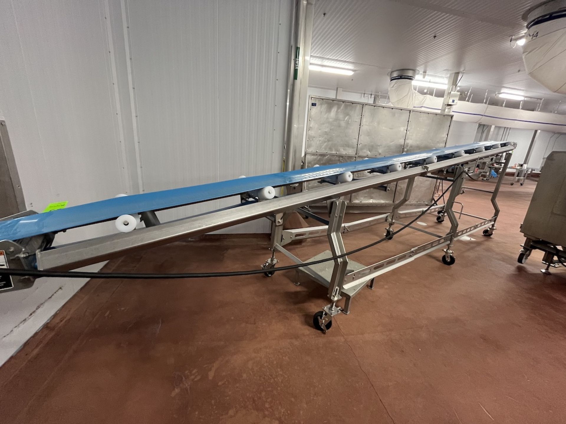 SMALLEY PORTABLE INCLINE CONVEYOR WITH TROUGHING IDLERS, APPROX. 300 IN. L X 12 IN. W BELT - Image 5 of 9
