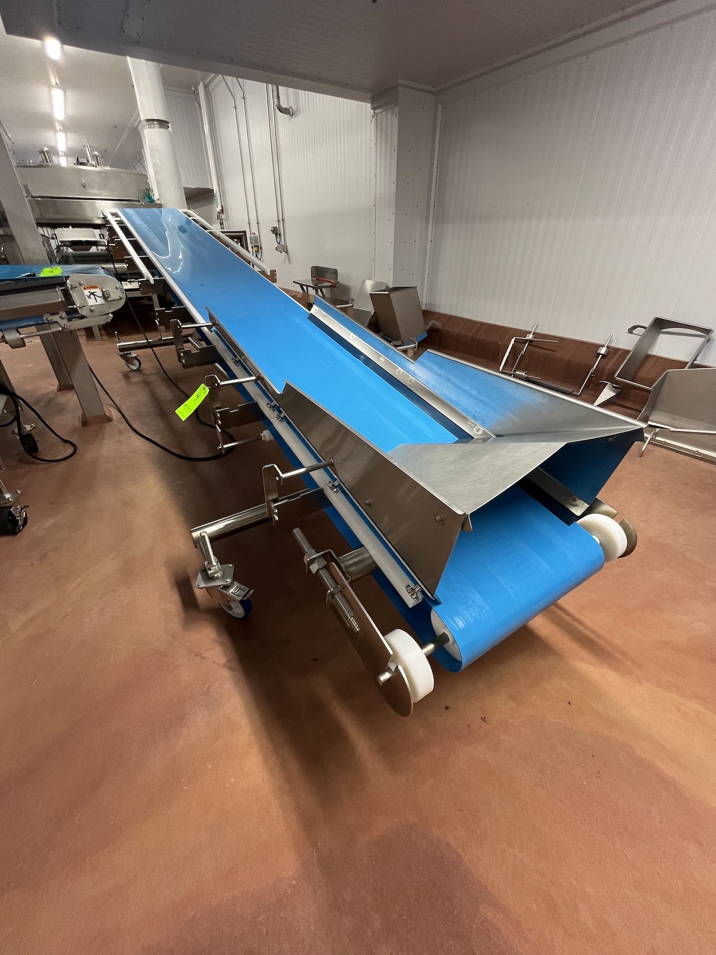 PORTABLE INCLINE CONVEYOR, APPROX. 24 IN. W BELT