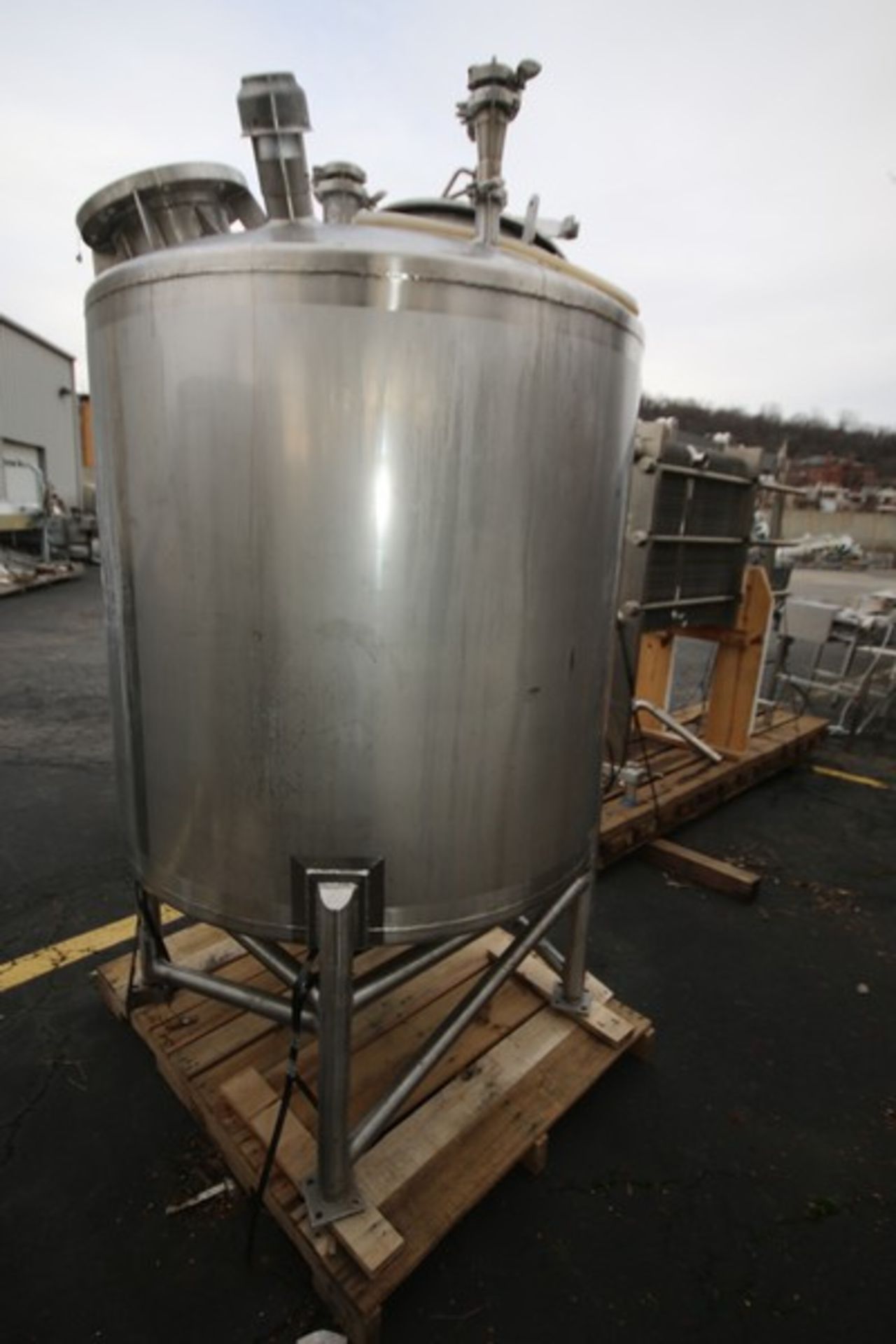 Aprox. 300 Gallon Dome Top, Dome Bottom Vertical S/S Tank with Top Hinged Man Door, Sprayball, - Image 5 of 7