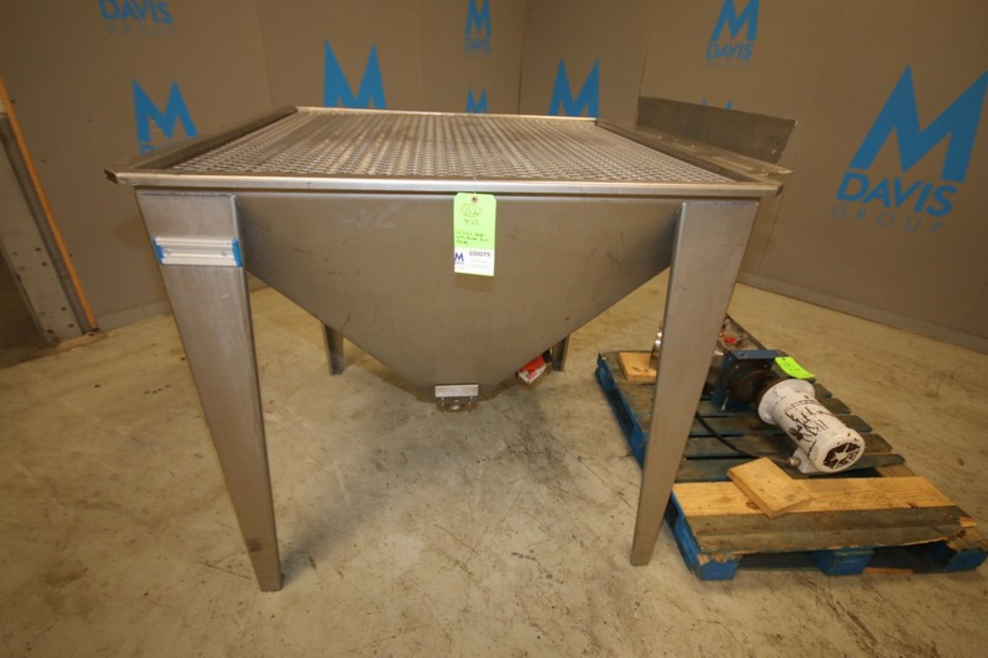 Flexicon 48" L x 48" W x 49" H S/S Feed Hopper with S/S Safety Screen, Vibco Side Mounted - Image 2 of 7
