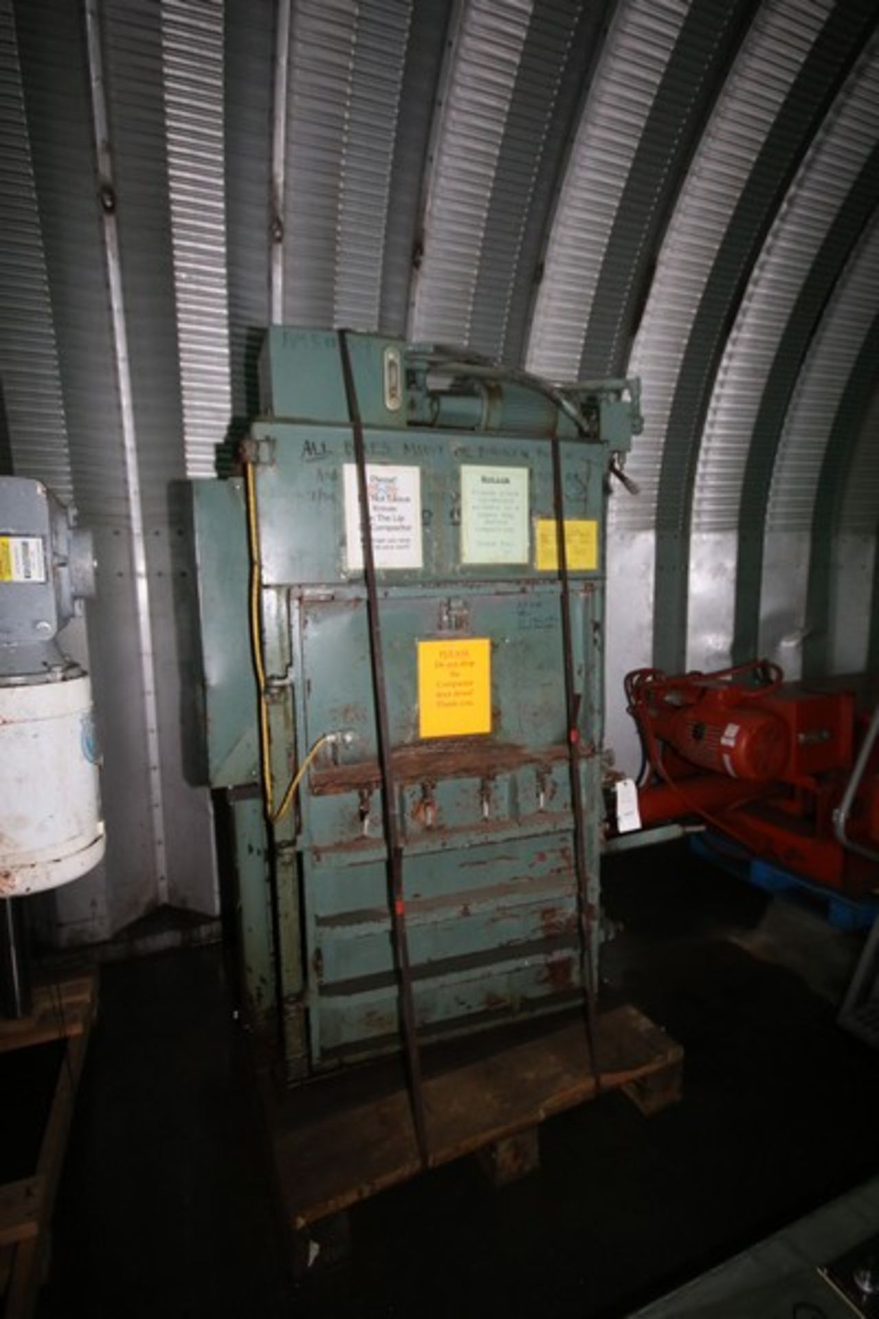 Small Vertical Baler with Top Mounted Hydraulic System, 5hp, 480V 3 Phase, Aprox. Inside Dim. 22"D x - Bild 2 aus 5