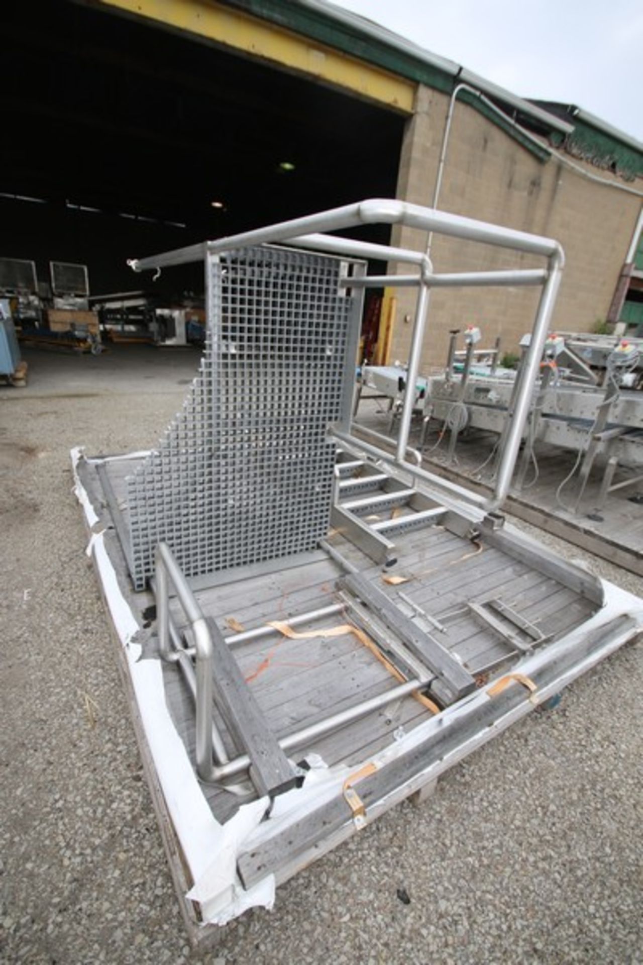 Aprox. 5' L x 42" W x 65" H S/S Tank Operator's Platform with Safety Rail, Plastic Grating, Includes - Bild 2 aus 4