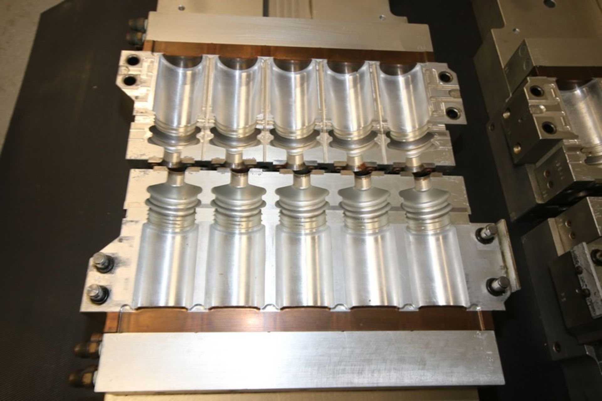 Compact 5-Wide S/S Bottle Molds, S/N 905.851.7724/859.371.3250, Overall Dims.: Aprox. 18-1/4" L x - Bild 5 aus 9