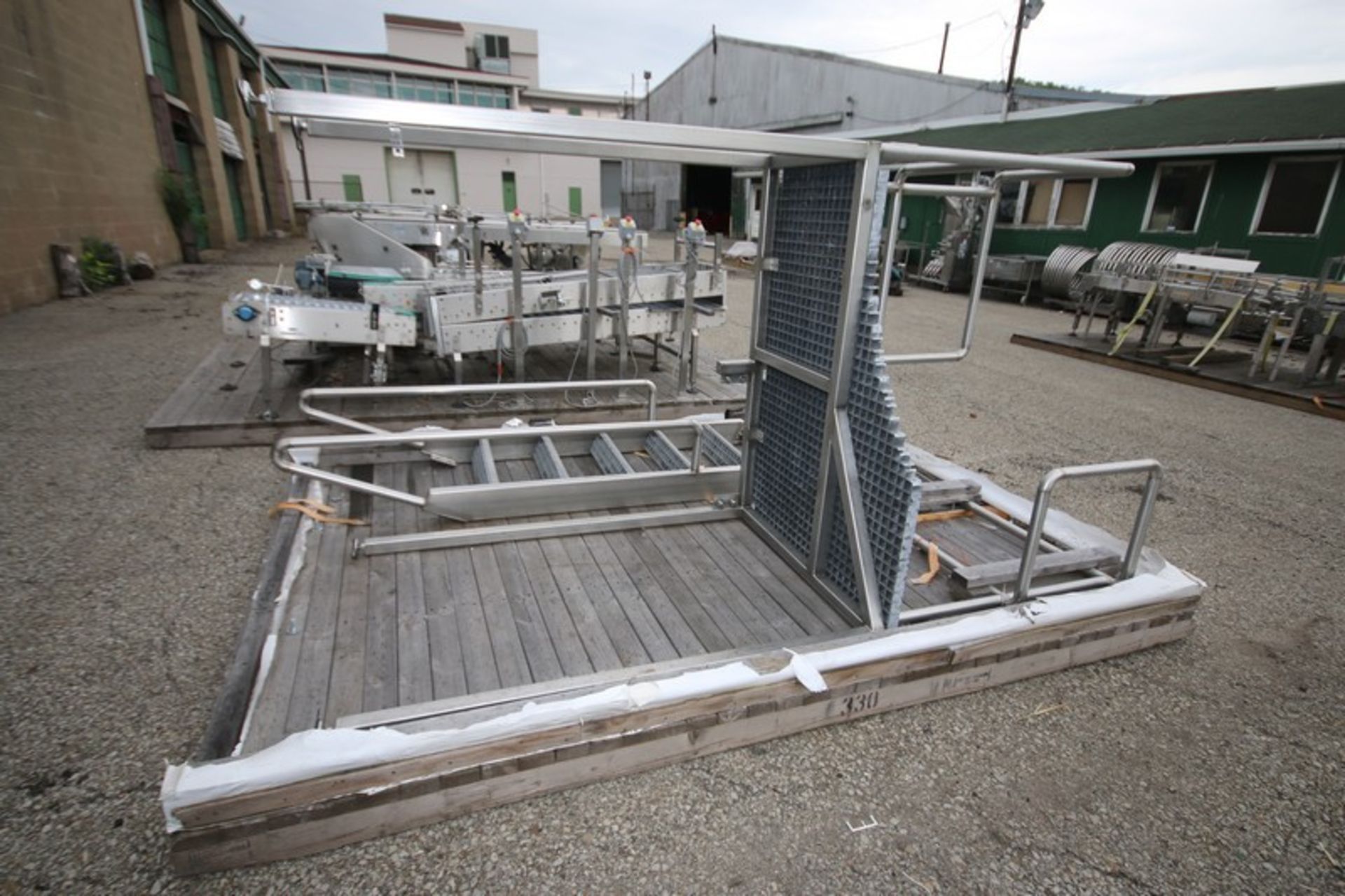 Aprox. 5' L x 42" W x 65" H S/S Tank Operator's Platform with Safety Rail, Plastic Grating, Includes - Image 3 of 4