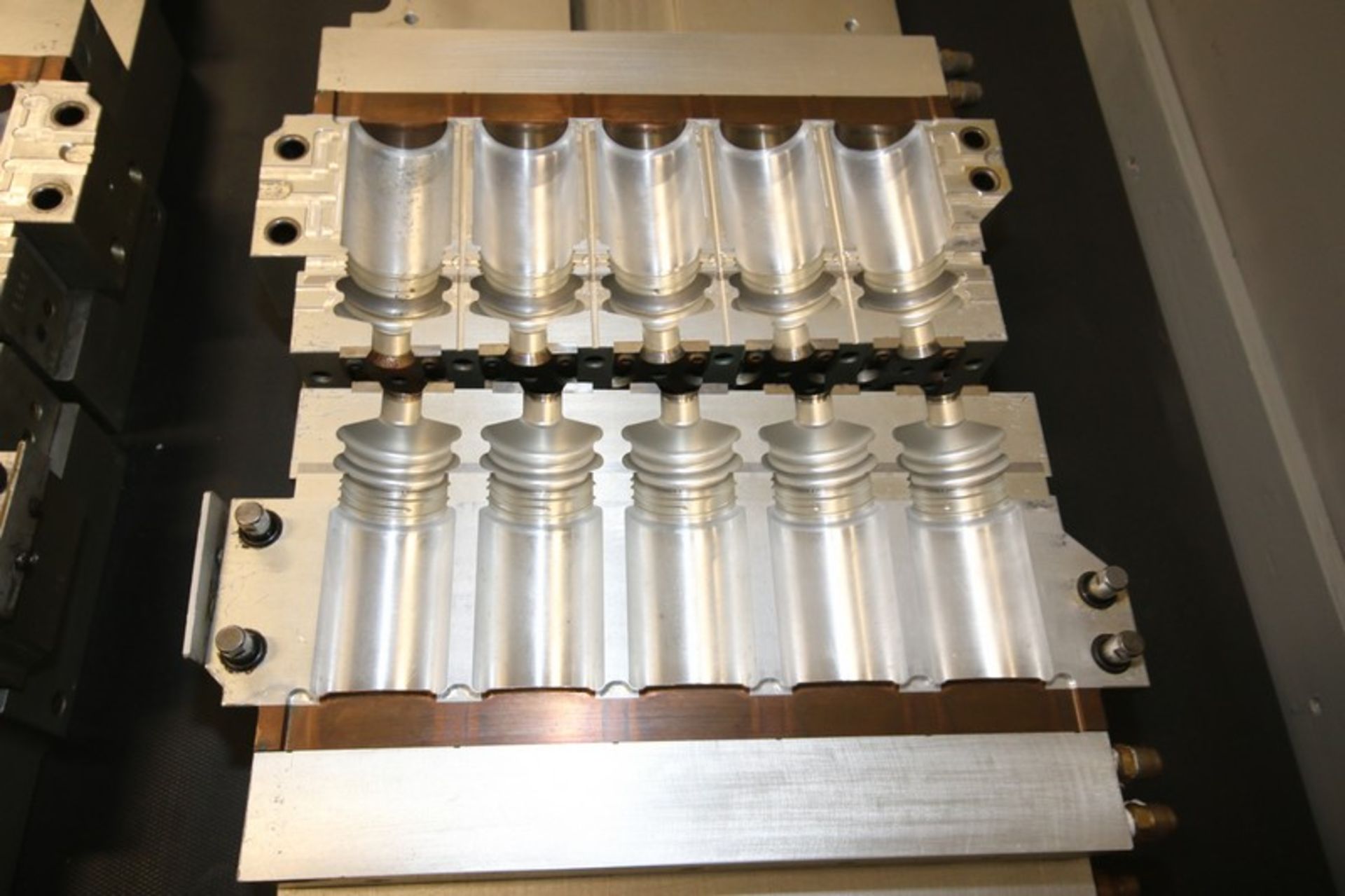 Compact 5-Wide S/S Bottle Molds, S/N 905.851.7724/859.371.3250, Overall Dims.: Aprox. 18-1/4" L x - Bild 6 aus 9