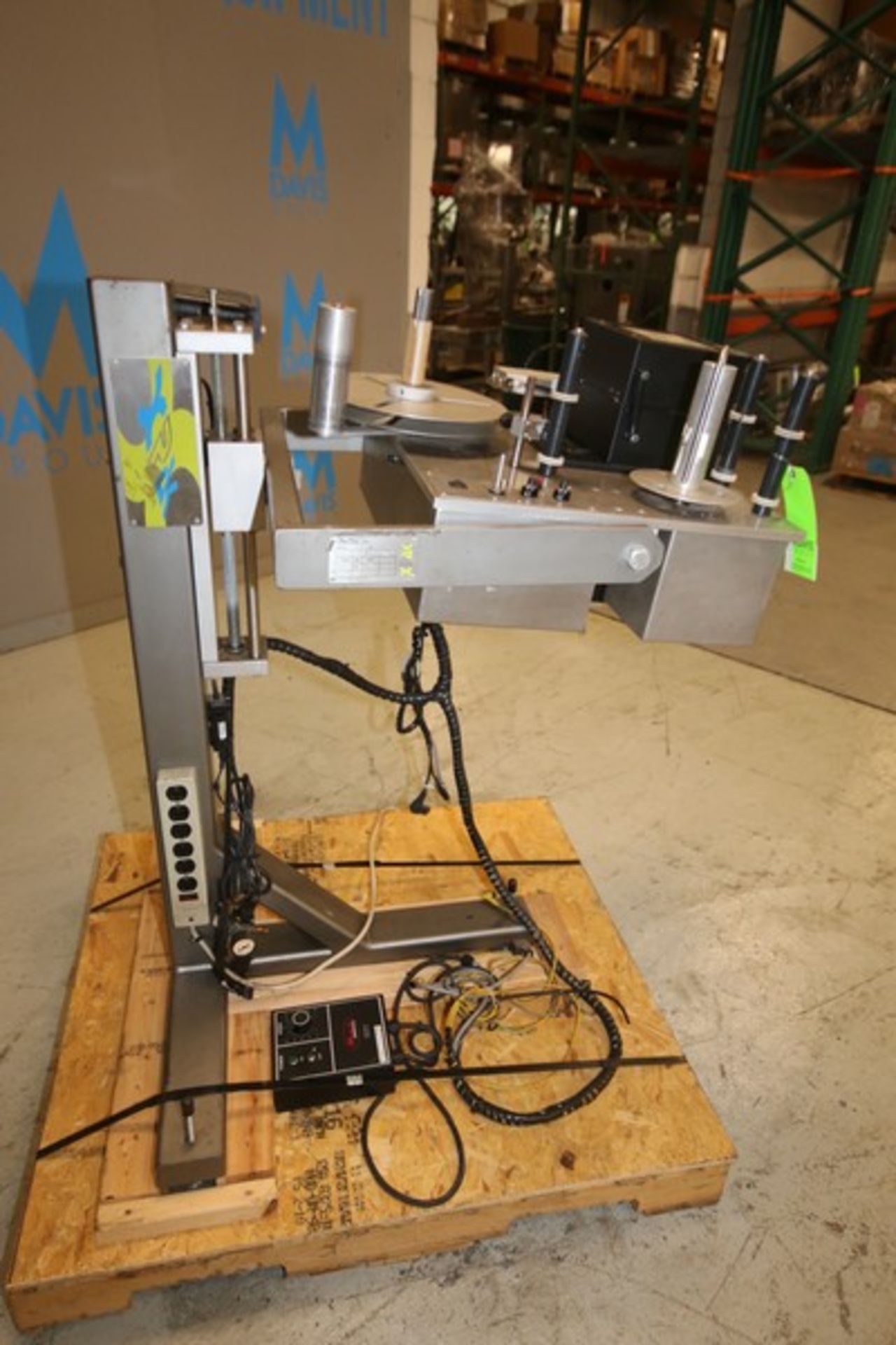 XPak Roll Fed Labeler, Model XP-A8200, SN SX052010, 115V, Mounted on Stand with Top Mounted Sato M- - Bild 7 aus 8
