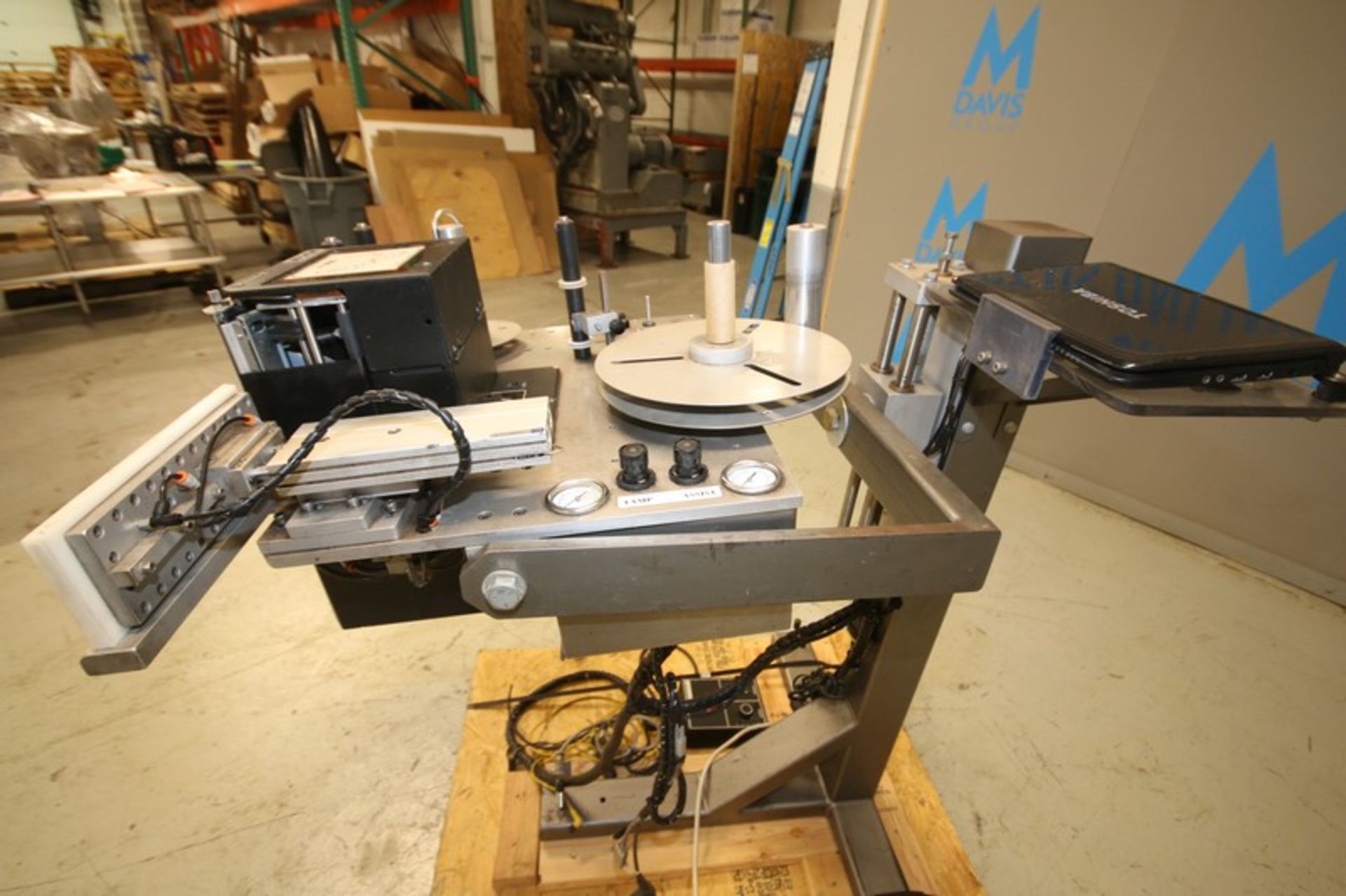 XPak Roll Fed Labeler, Model XP-A8200, SN SX052010, 115V, Mounted on Stand with Top Mounted Sato M- - Image 4 of 8
