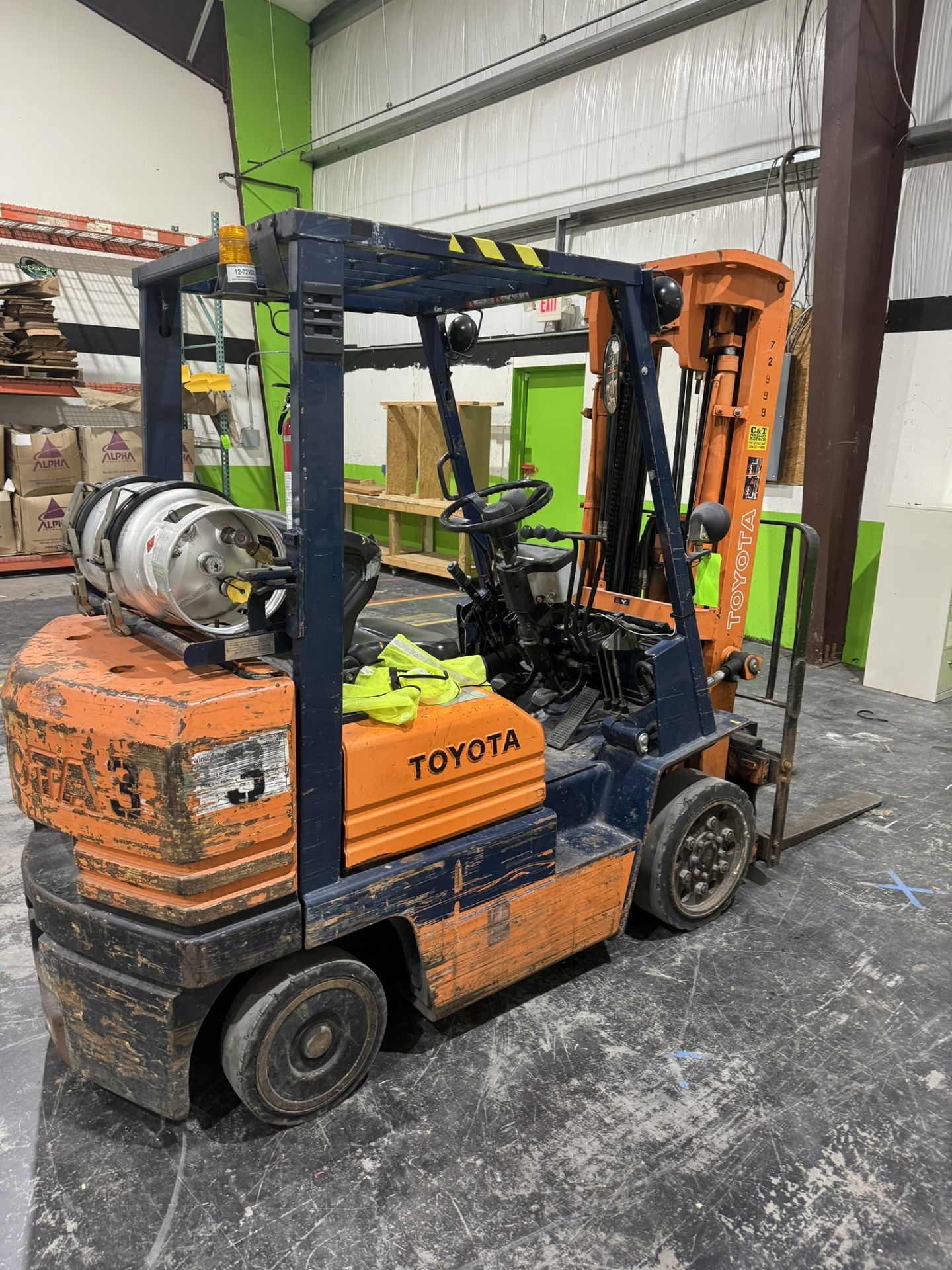 Toyota Sit-Down Propane Forklift, with 6,927 hrs., with Side Shift (NOTE: Missing Dash Board--See - Image 9 of 9