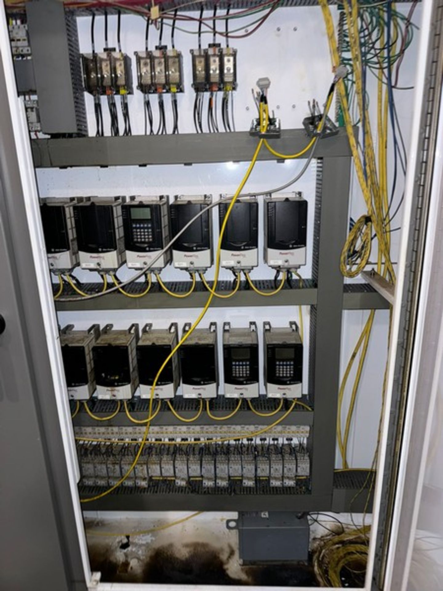 4 - Door Control Panel, with Allen-Bradley PLC, (18) Allen-Bradley PowerFlex 70 VFDs (LOCATED IN - Bild 6 aus 9