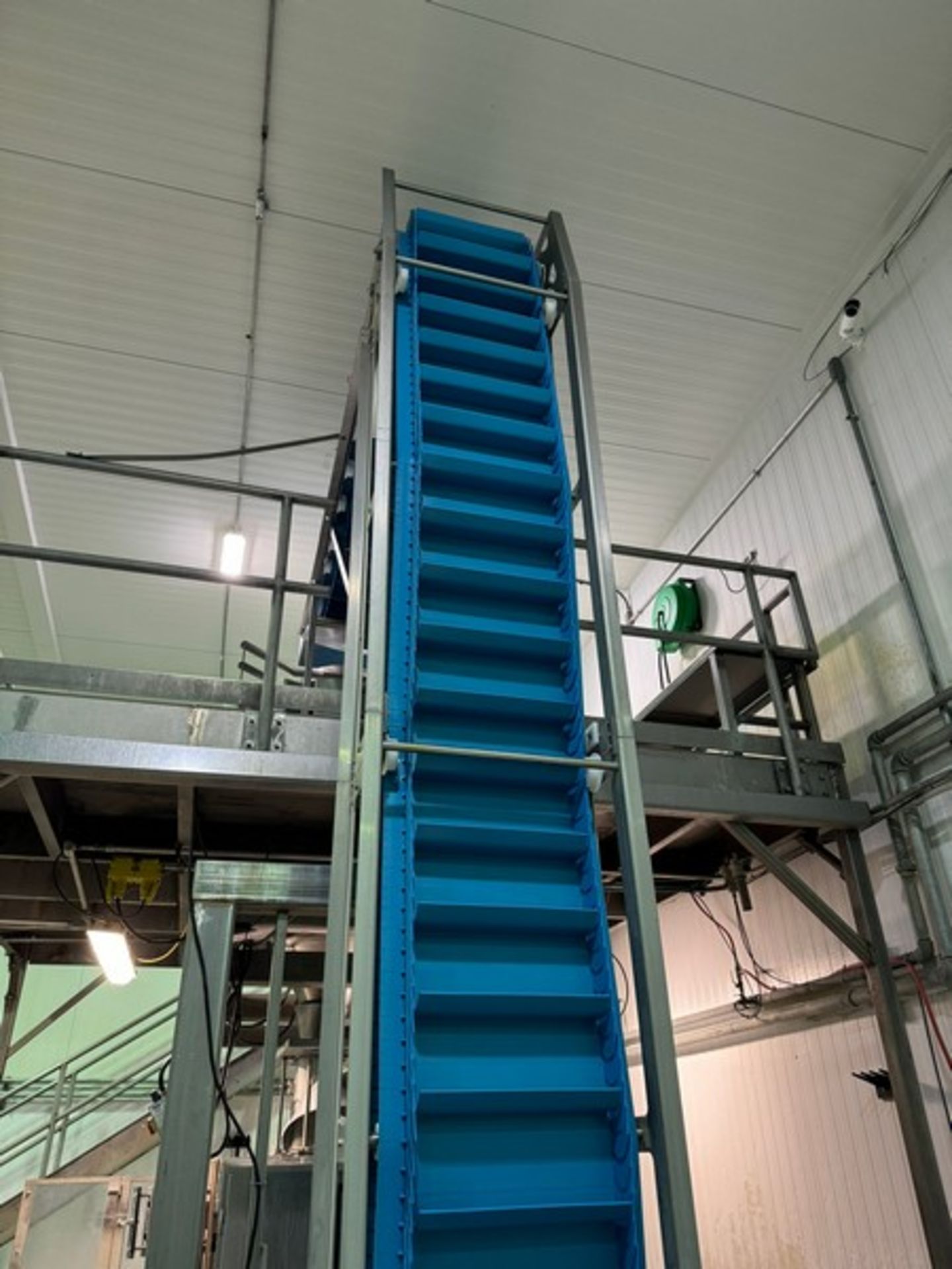 Z-Type Bucket Conveyor, Transfer Feed: Aprox. 2 ft. L, Infeed: 10 ft. L, Overall Height: Aprox. 17 - Image 3 of 8