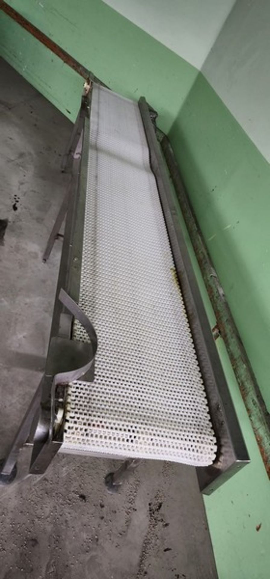 Conveyor S/S 11feet long x 18inch large x 32inch heught, all in stainless steel, on legs. Powered by - Bild 3 aus 4