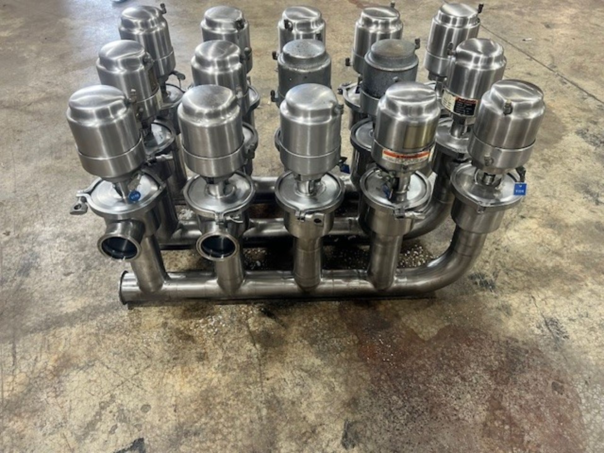 Tri-Clover 15-Valve S/S Air Valves in Cluster, Model 361-10W-20-3-316L, S/N 247496-01 (Load Fee $ - Image 4 of 6