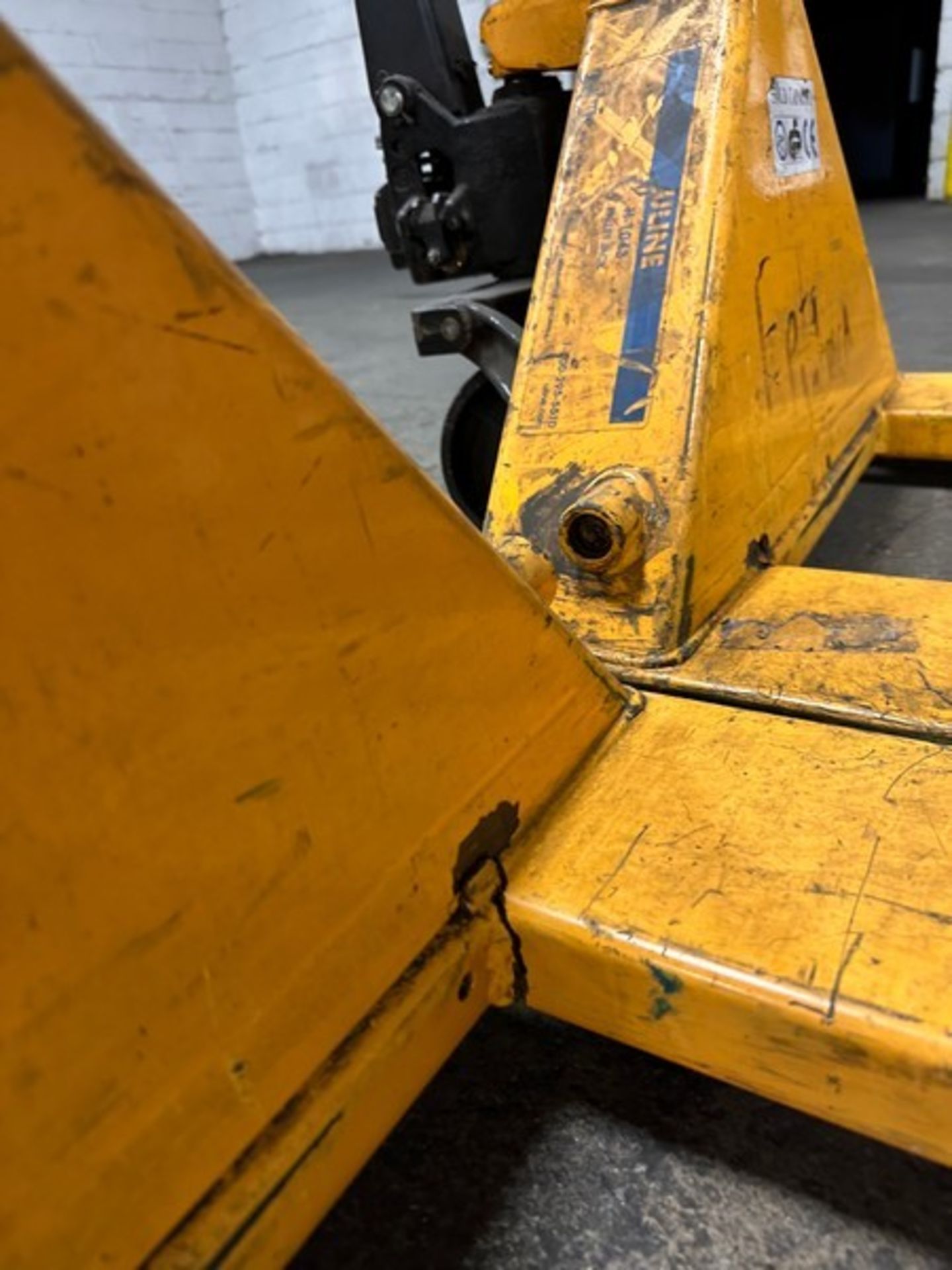 Pallet Jacks: LOT (3pcs)-Damage to frames -c pics These all have some frame damage, can possibly - Bild 6 aus 7