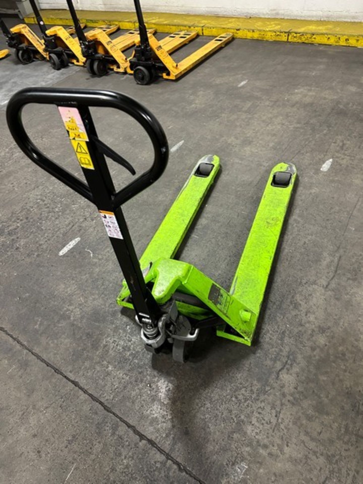 Pallet Jack: Uline 5,500lbs 48 x 27", Lime (Located East Rutherford, NJ) (NOTE: REMOVAL 2-DAYS - Bild 4 aus 5