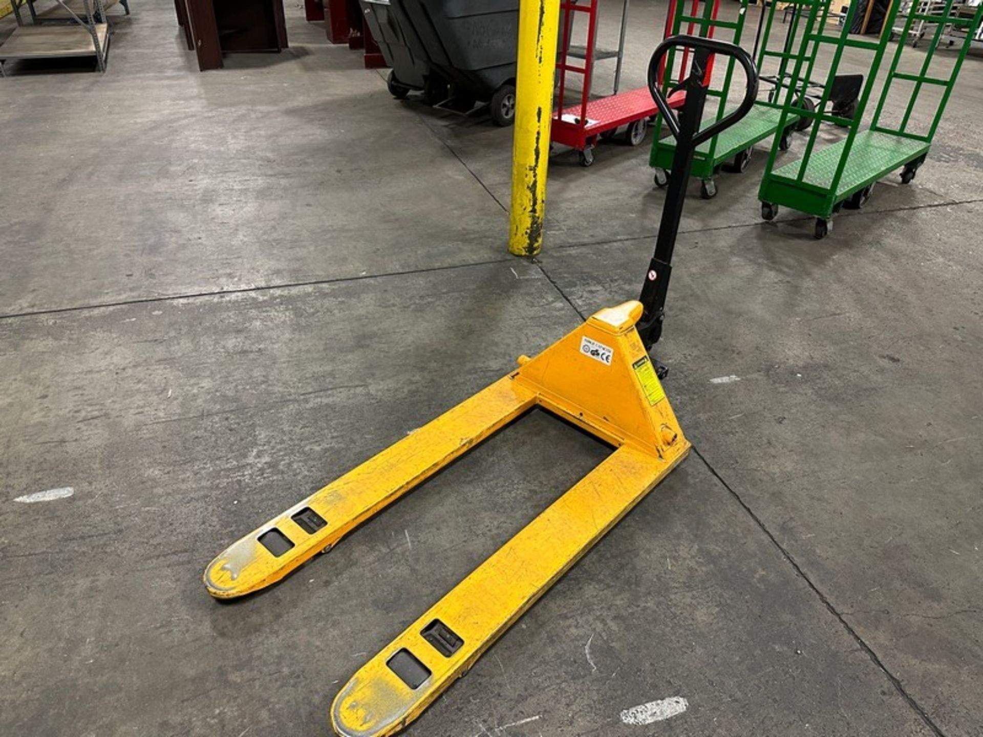 Pallet Jack: Uline 5,500lbs 48 x 27", Yellow (Located East Rutherford, NJ) (NOTE: REMOVAL 2-DAYS - Bild 2 aus 4