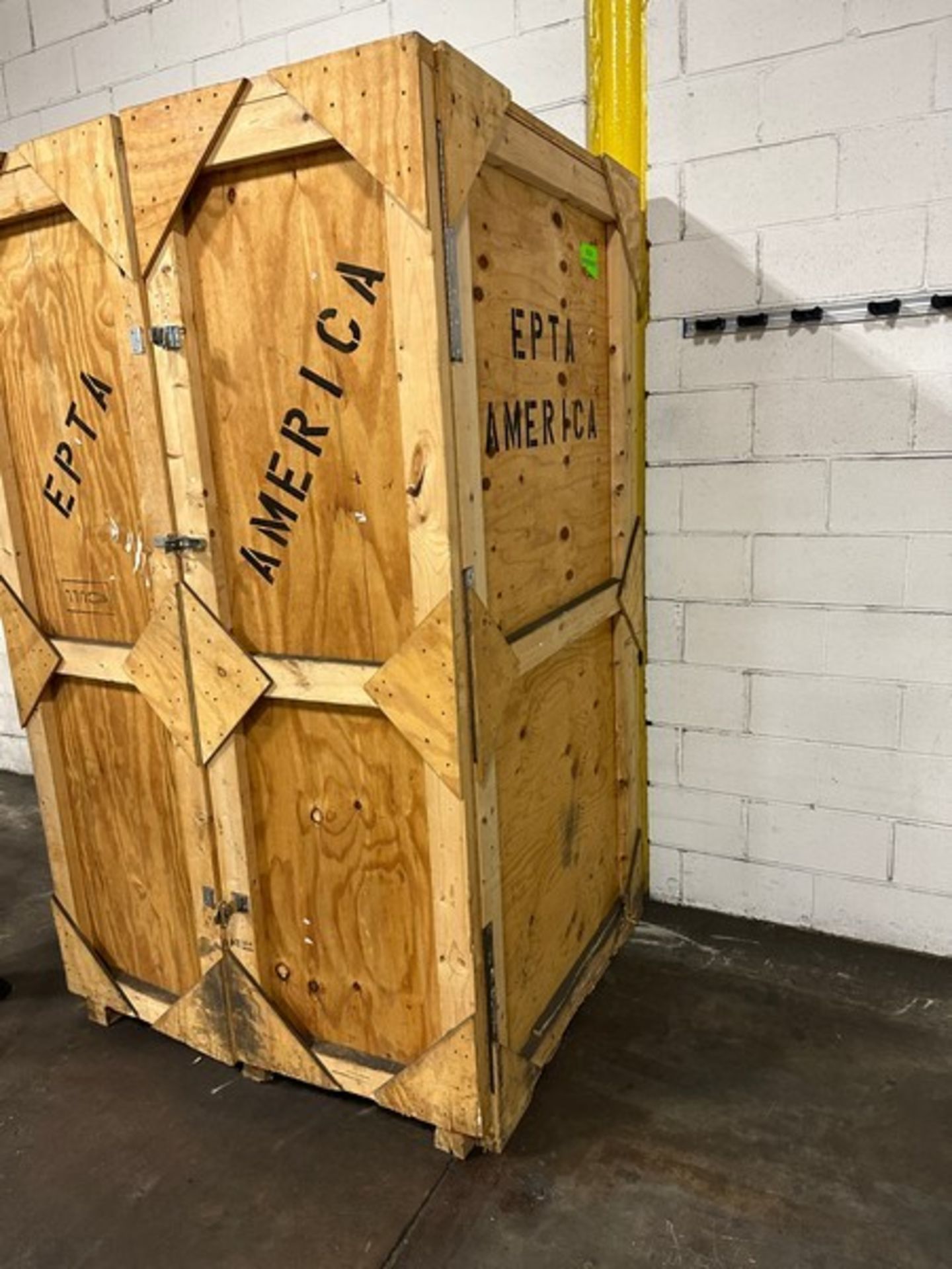 Crate: Shipping or storage 88"h x 46"d 56"w (Located East Rutherford, NJ) (NOTE: REMOVAL 2-DAYS ONLY - Bild 2 aus 4