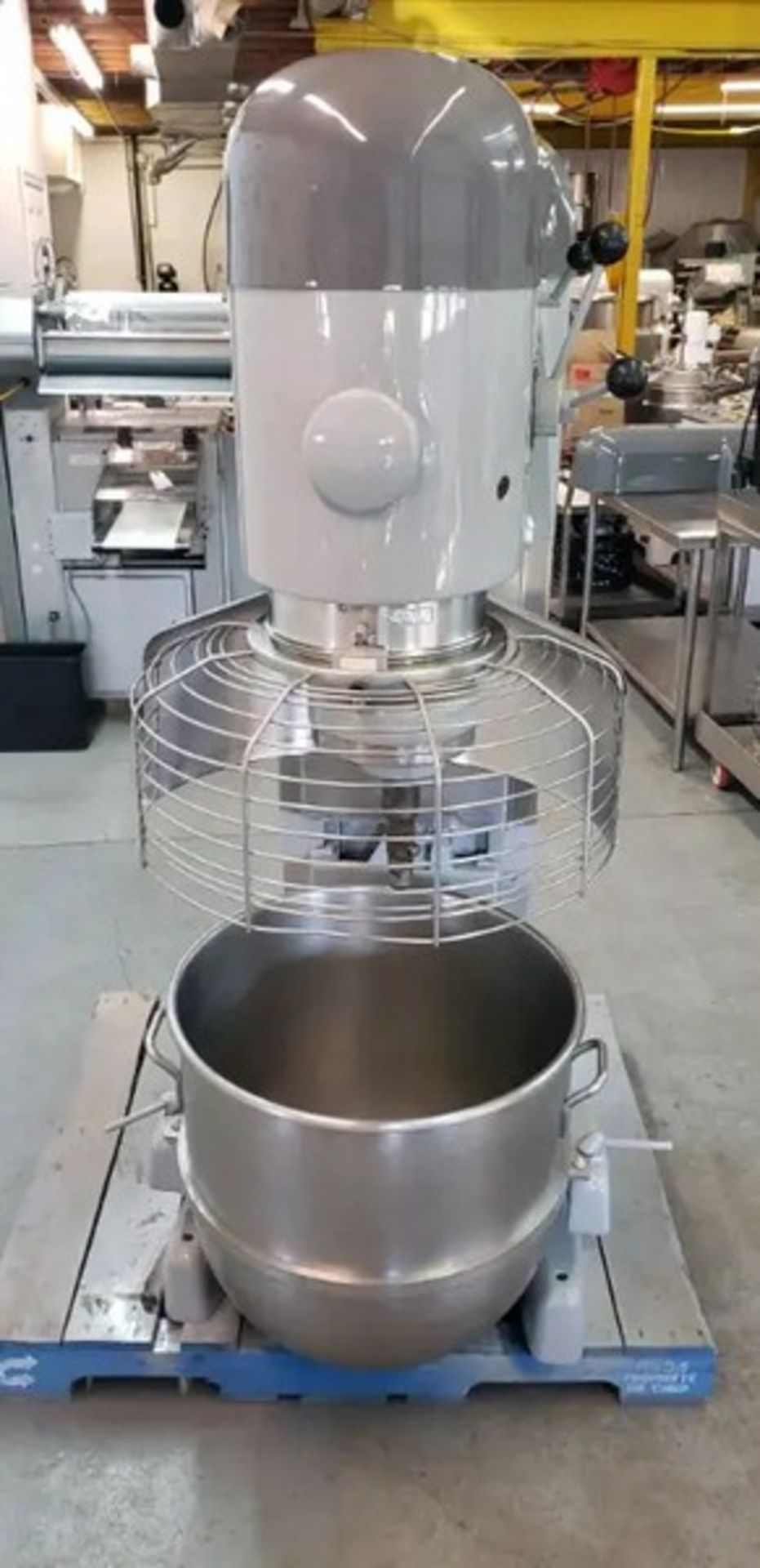 HOBART MIXER MODEL V-1401 HOBART Mixer Model V1401 5hp /208volts/ 60hz 14 amps. Comes with 140qt - Image 4 of 6