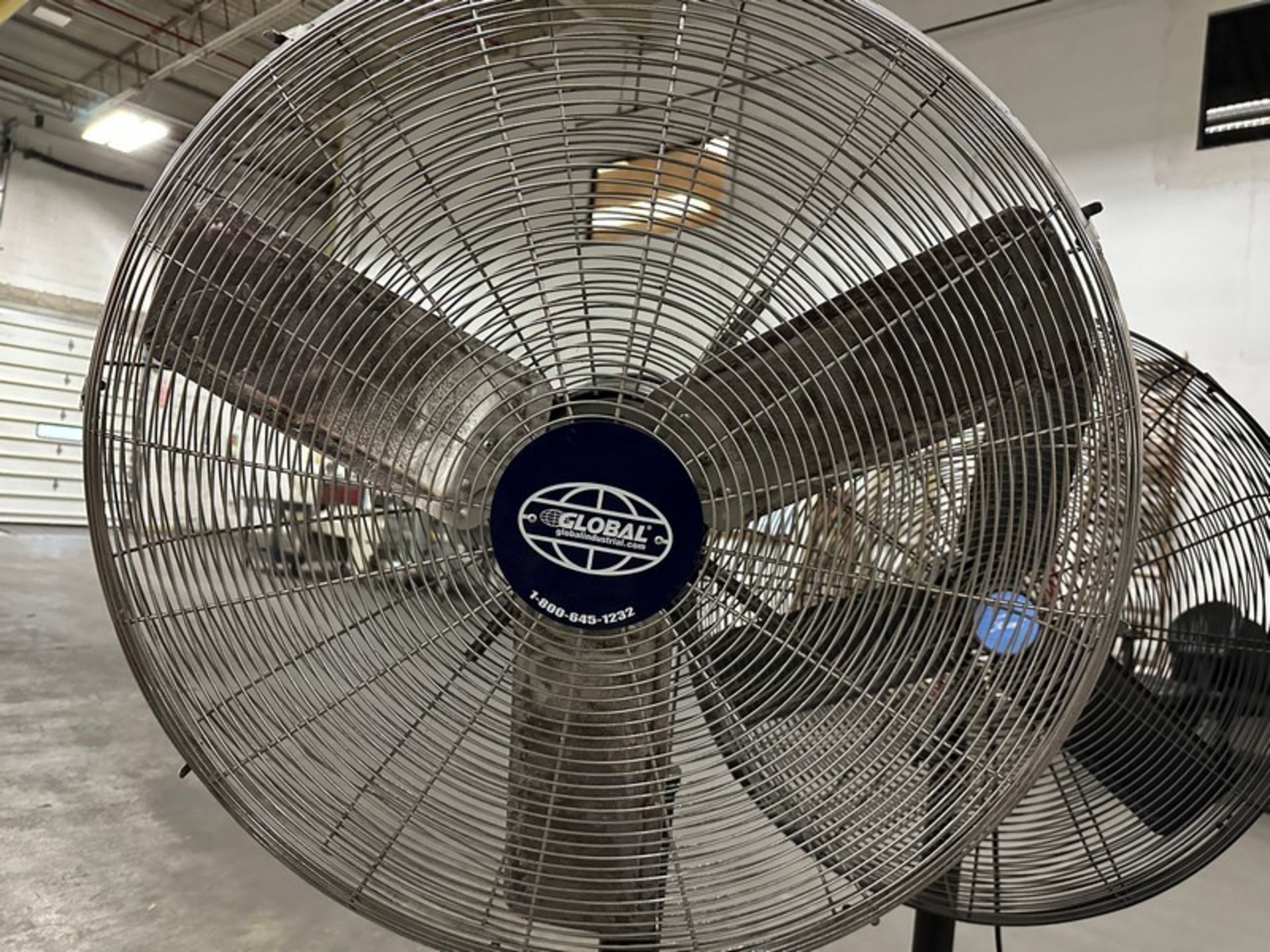 Pedestal Fans: LOT (2pcs) 30" Oscillating . Global fs-75x & ilg8p30-72 - Image 2 of 2