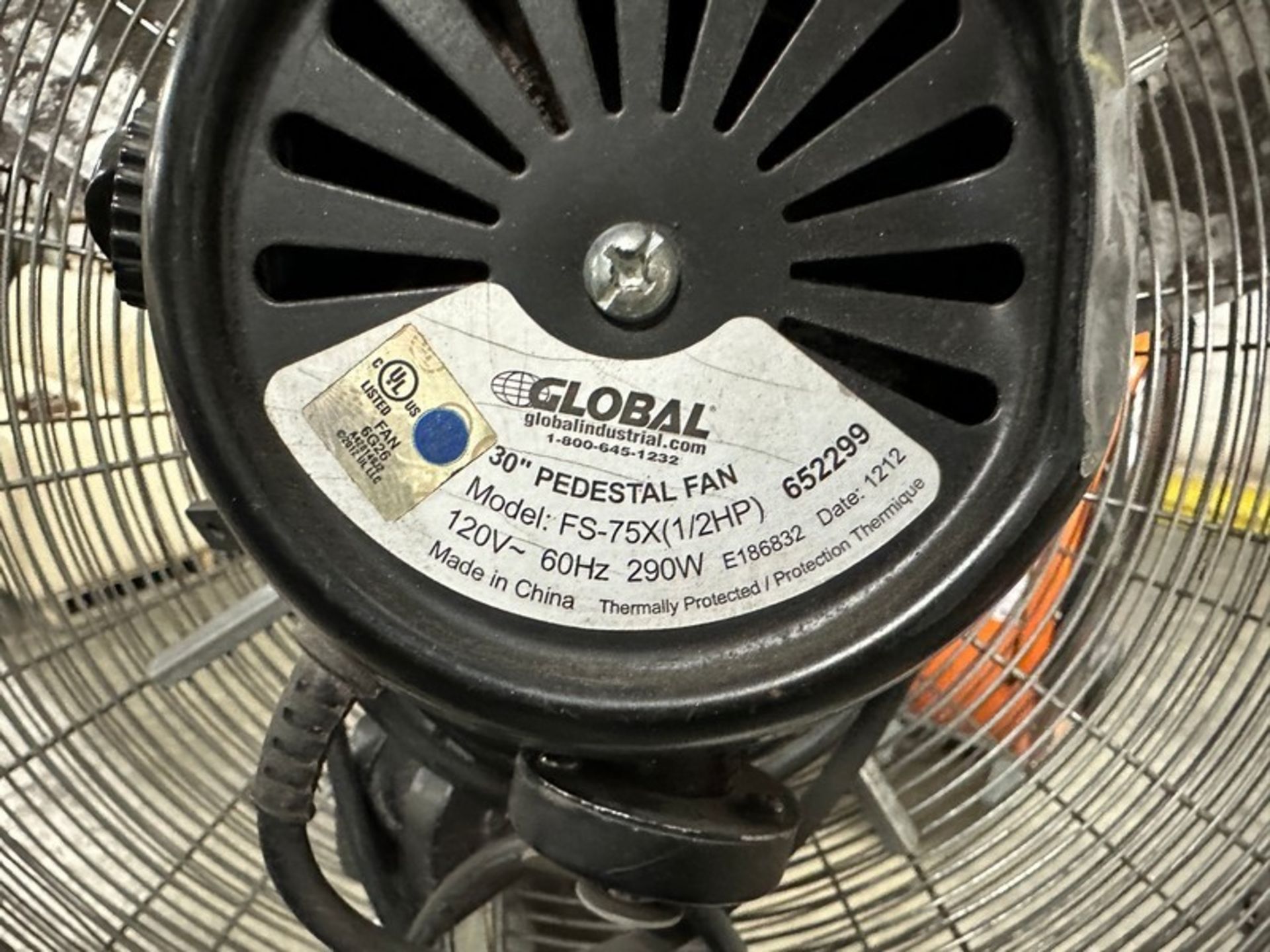 Pedestal Fans: LOT (2pcs) 30" Oscillating . Global fs-75x & ilg8p30-72 - Image 3 of 5