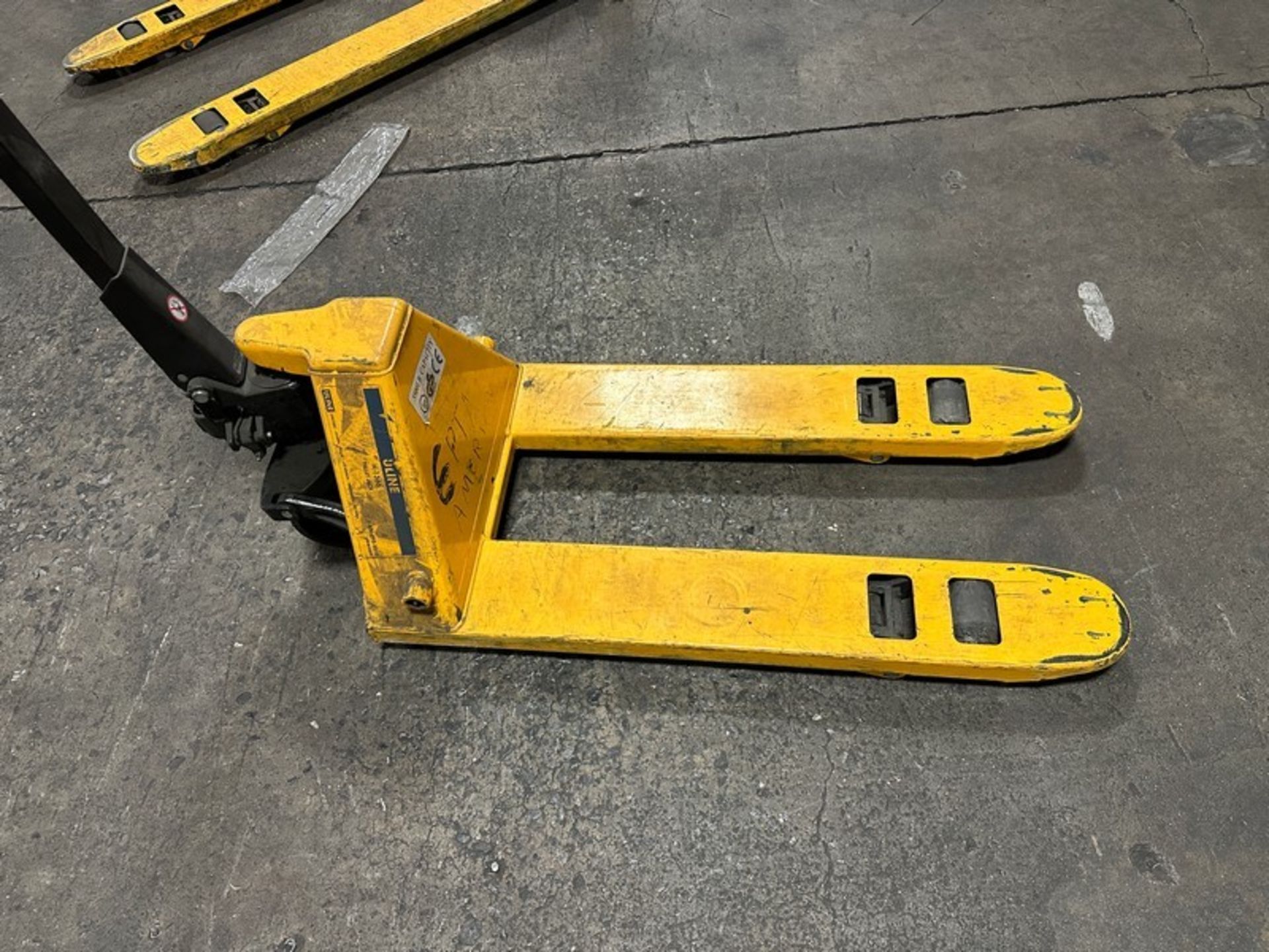 Pallet Jack: 5,500 LBS Short/Narrow Fork 36 x 21" (Located East Rutherford, NJ) (NOTE: REMOVAL 2- - Bild 2 aus 3