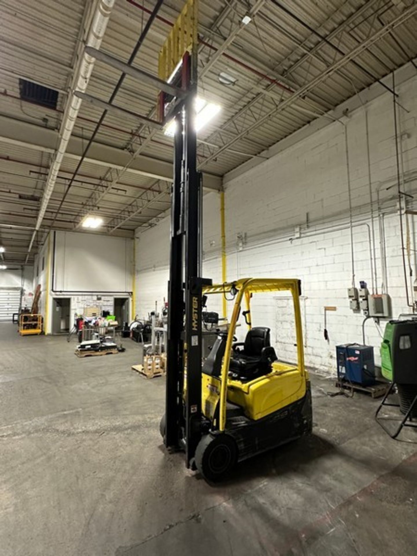 Forklift: 2018 Hyster J35XNT Electric 3,800 hrs, 2 Stage, Tilt, Side Shift, 3,800 hrs S/N