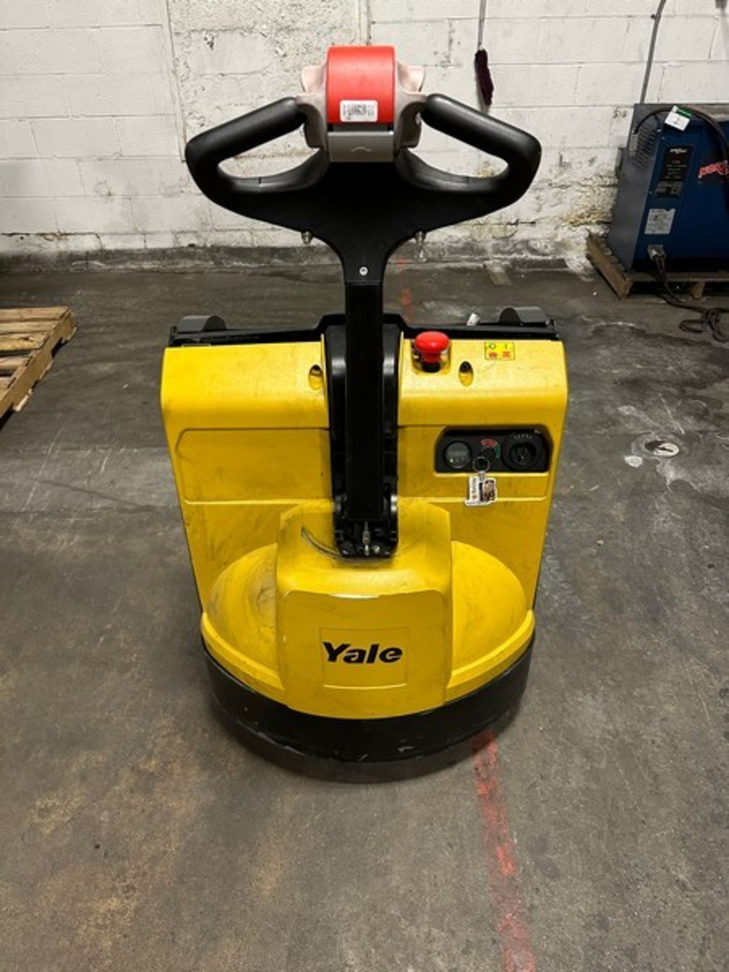Electric pallet jack: 2021 Yale 581 hrs Walk, mpb045vgn24t2646 (Located East Rutherford, NJ) (