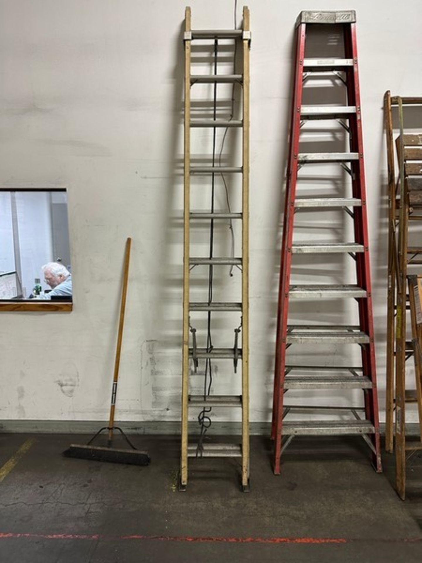 Ladder: 20' Extension Louisville L-3121 Aluminum (Located East Rutherford, NJ) (NOTE: REMOVAL 2-DAYS