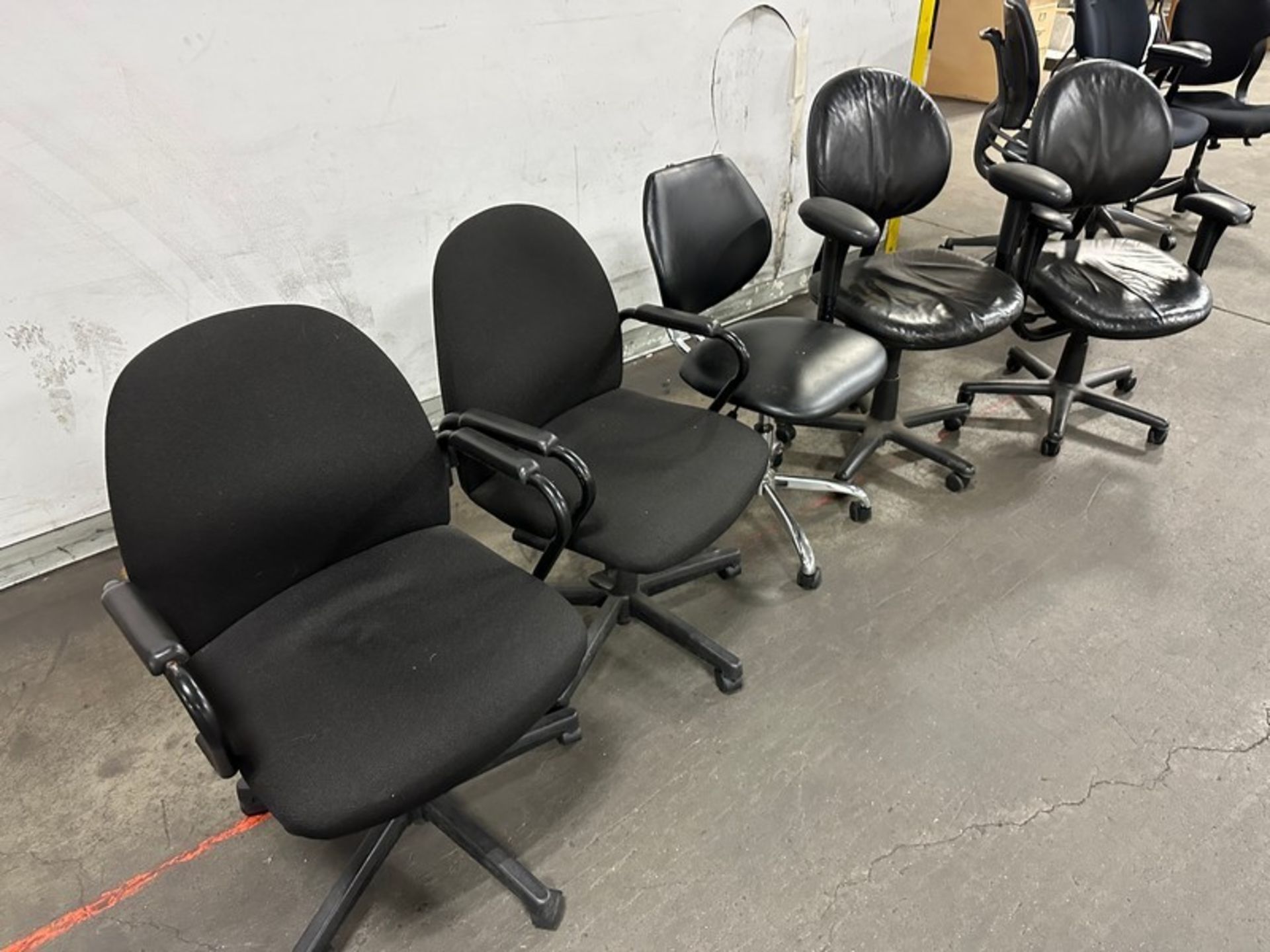 Chairs: LOT (5) Assorted (Located East Rutherford, NJ) (NOTE: REMOVAL 2-DAYS ONLY THURSDAY/FRIDAY, - Bild 3 aus 3
