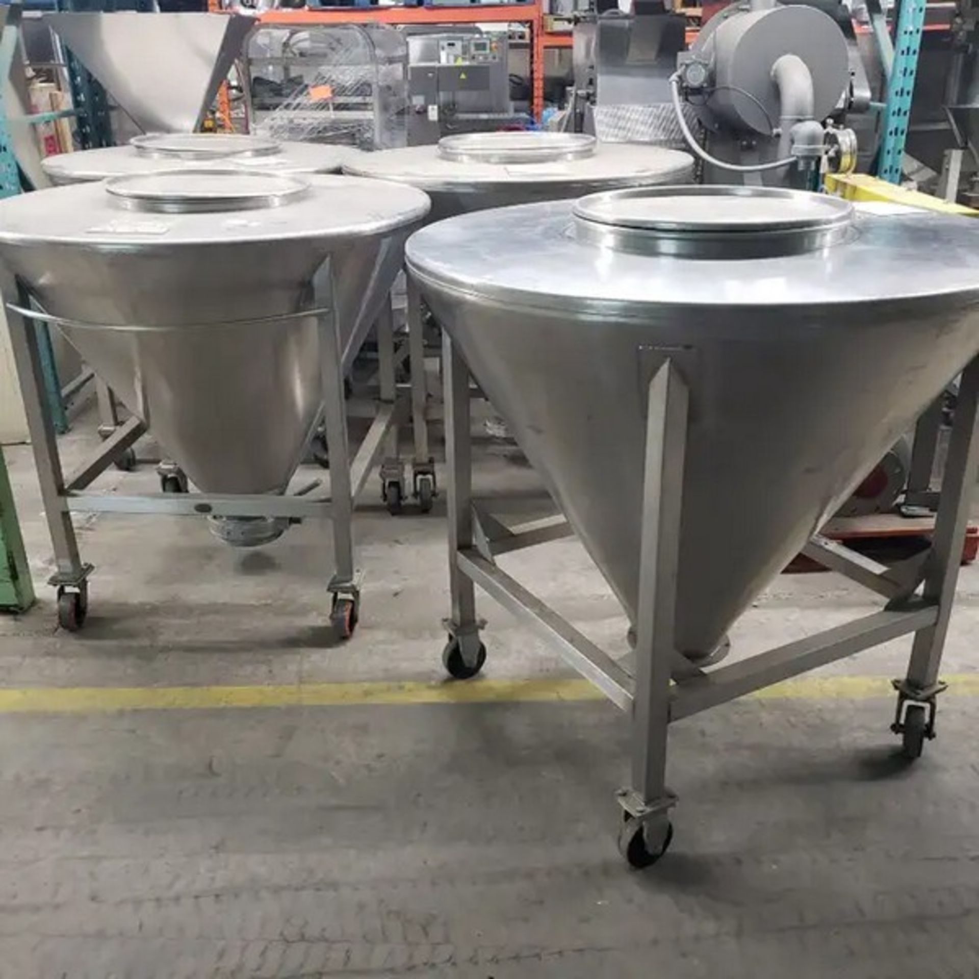 Hopper\Tank conic 55'' Diameter x 48''tall 24'' dia. Cover 6 inch butterfly bottom valve outlet.Made - Bild 7 aus 8