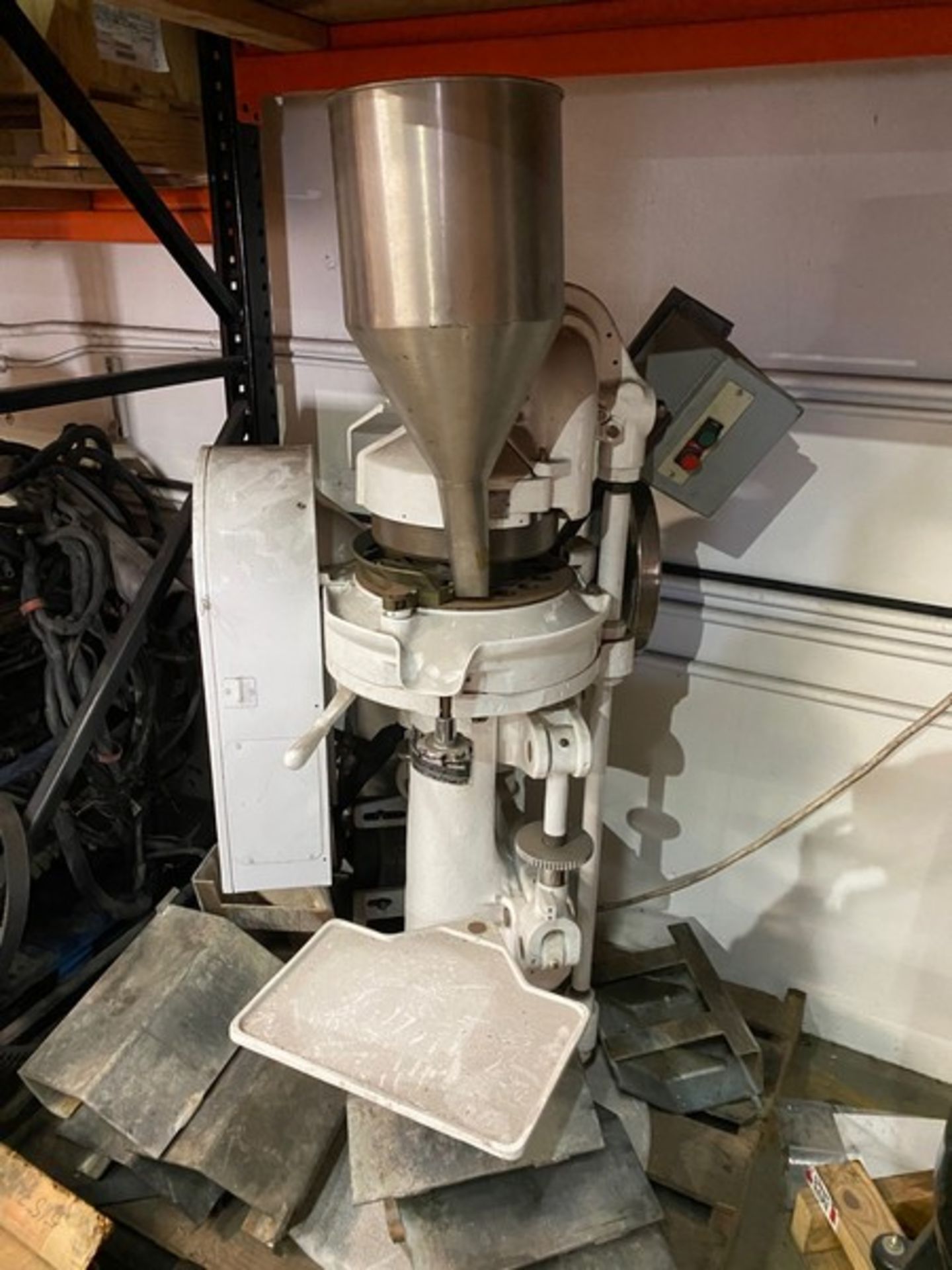 Stokes B2 Tablet Press. Maximum operating pressure is 4 Tons. Maximum depth of fill is 11/16". - Bild 6 aus 8