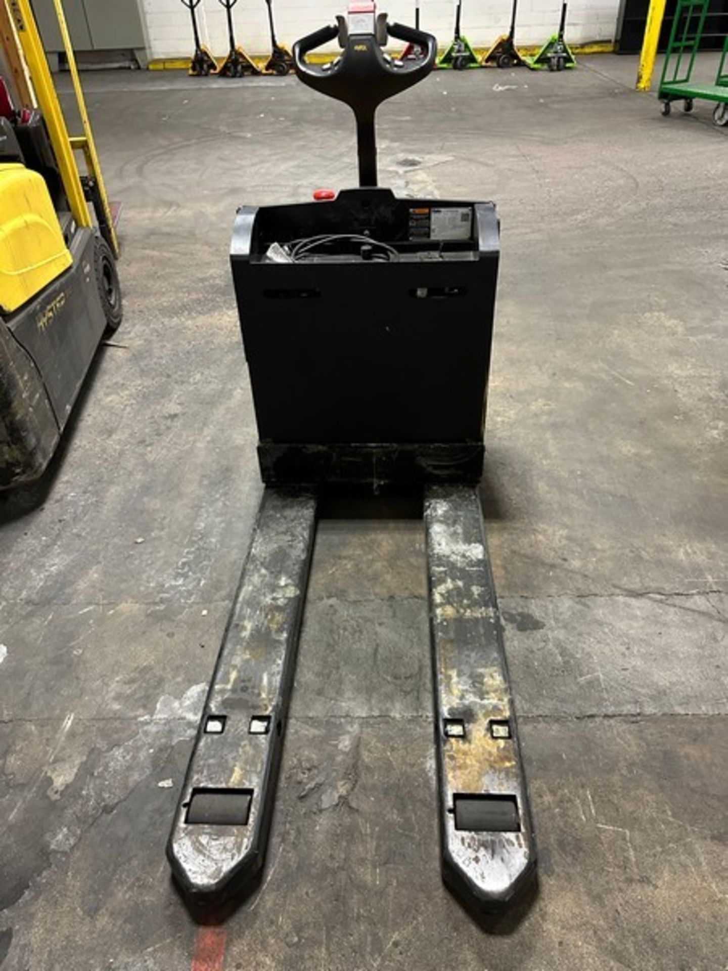 Electric pallet jack: 2021 Yale 581 hrs Walk, mpb045vgn24t2646 (Located East Rutherford, NJ) ( - Image 2 of 10