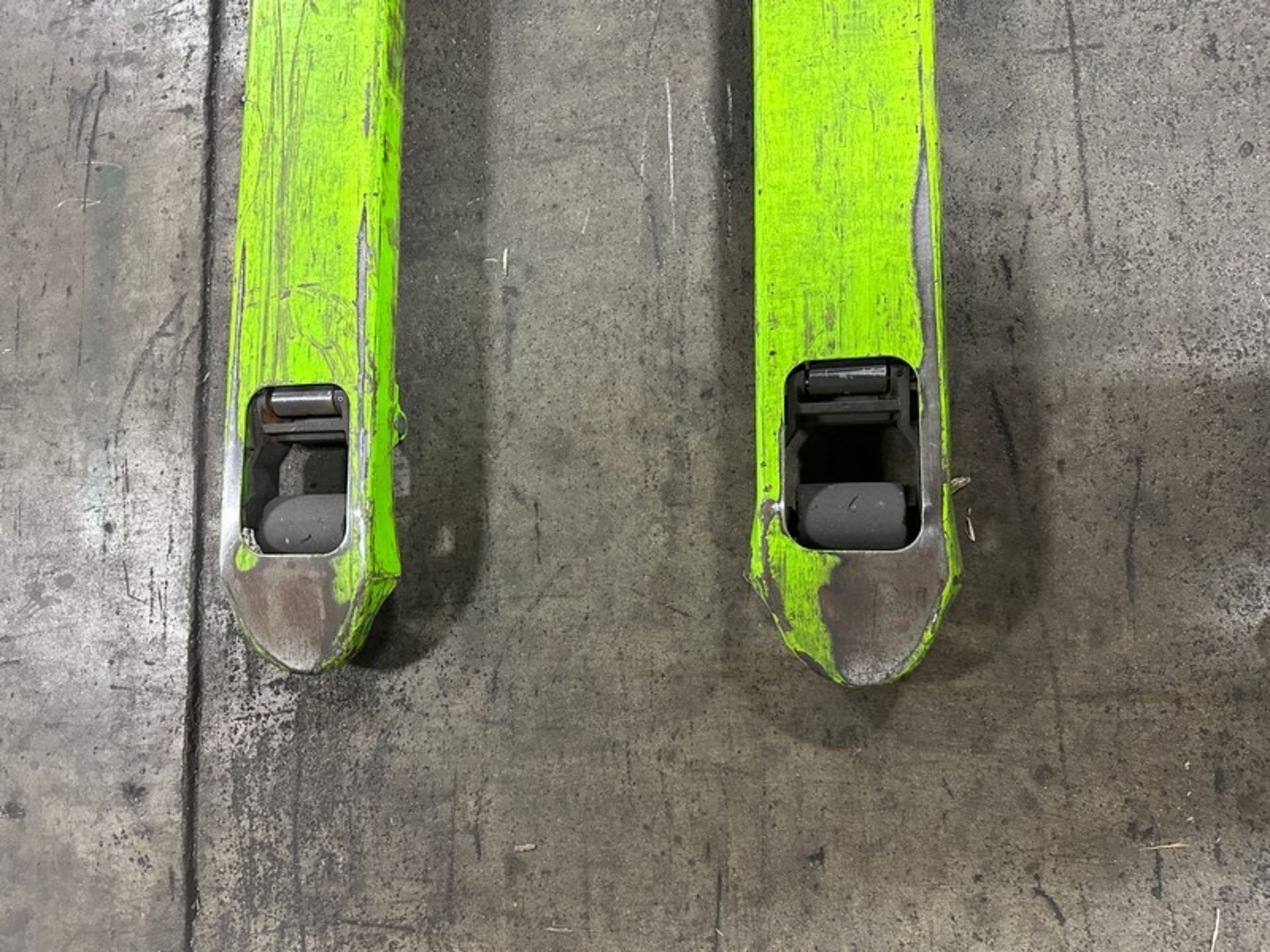 Pallet Jack: Uline 5,500lbs 48 x 27", Lime (Located East Rutherford, NJ) (NOTE: REMOVAL 2-DAYS - Bild 4 aus 4