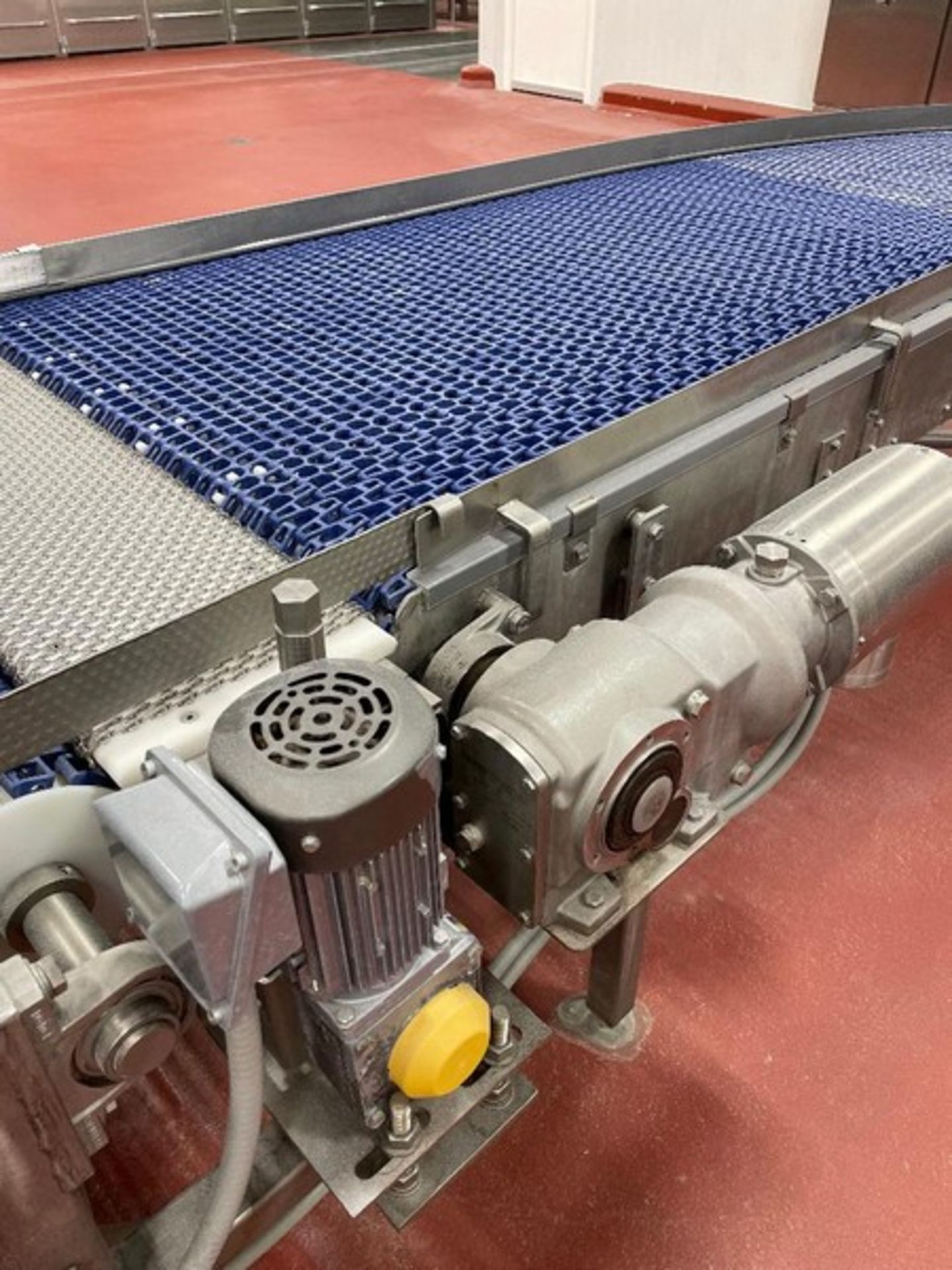 Aprox. 36" W x 90 Degree Blue Intralox Belt Conveyor, 17 foot from Corner to Corner with 2" Side - Bild 3 aus 7