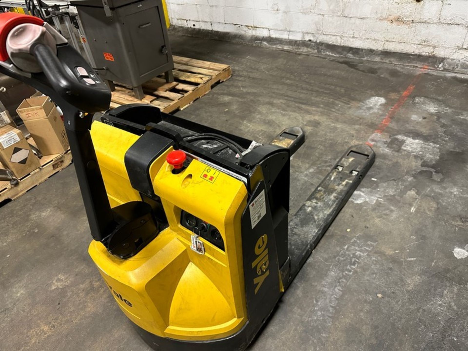 Electric pallet jack: 2021 Yale 581 hrs Walk, mpb045vgn24t2646 (Located East Rutherford, NJ) ( - Image 7 of 10