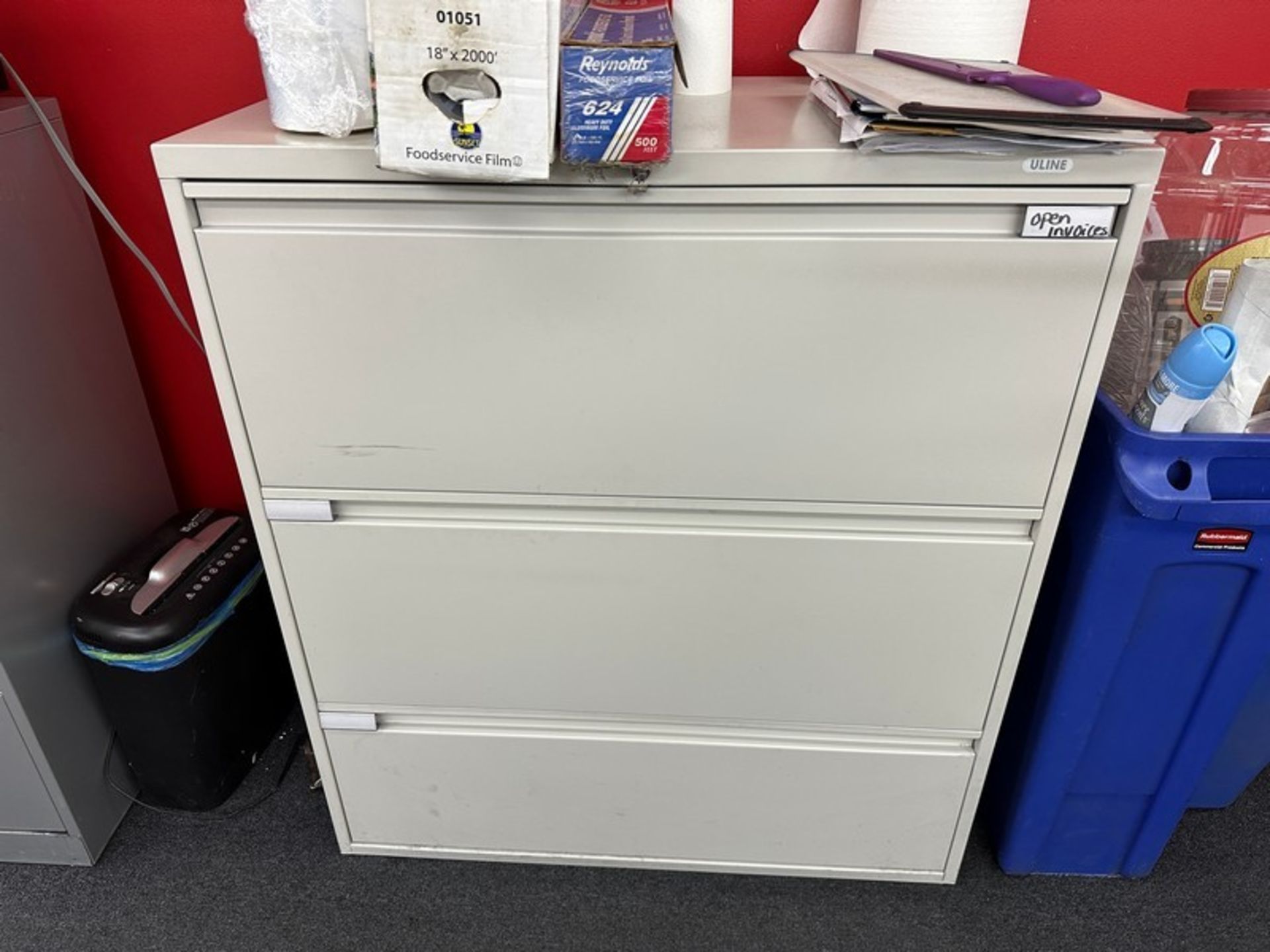 Filing cabinet: 18"x36" x 41" h White (Located East Rutherford, NJ) (NOTE: REMOVAL 2-DAYS ONLY