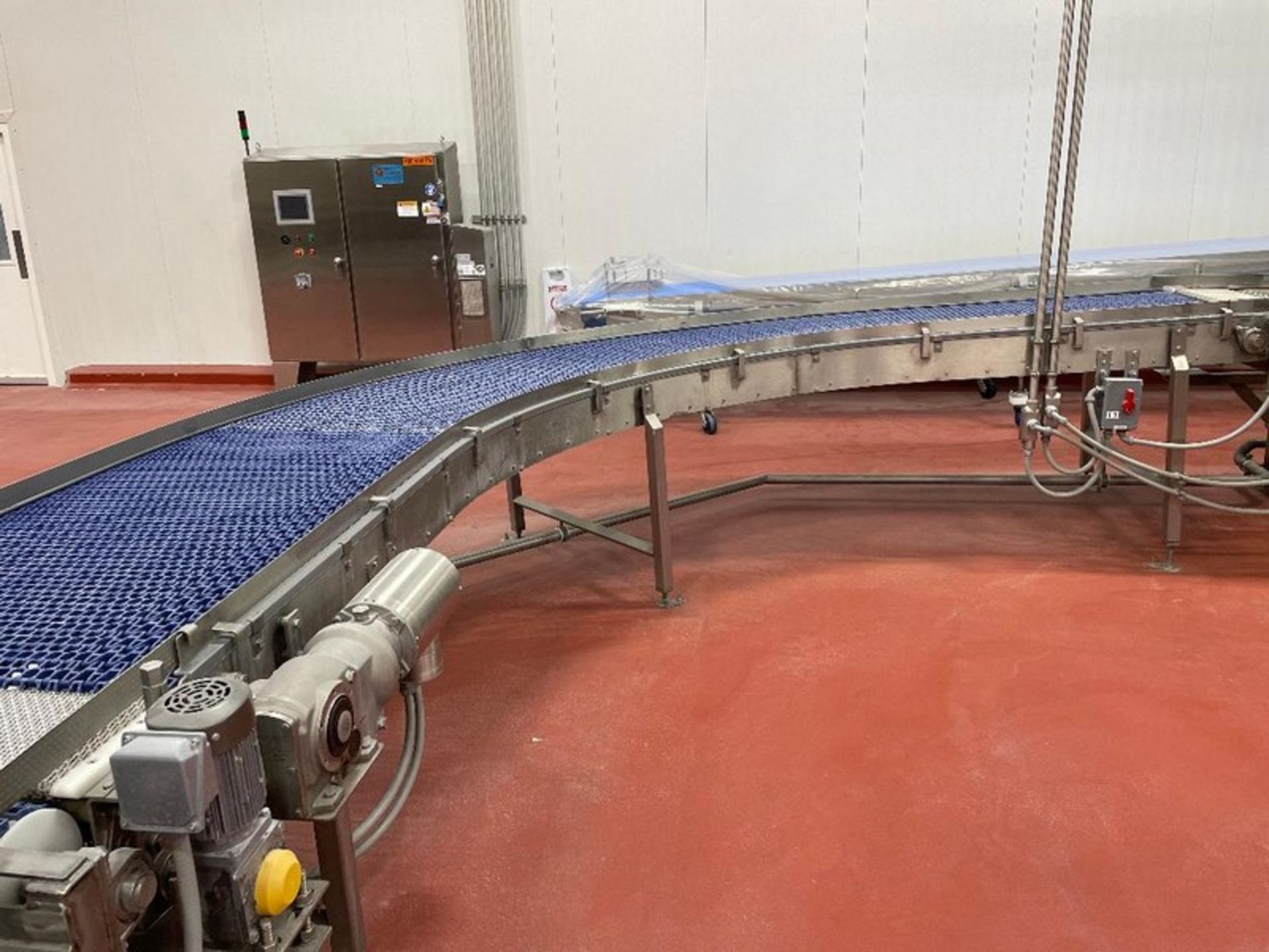 Aprox. 36" W x 90 Degree Blue Intralox Belt Conveyor, 17 foot from Corner to Corner with 2" Side - Image 4 of 7