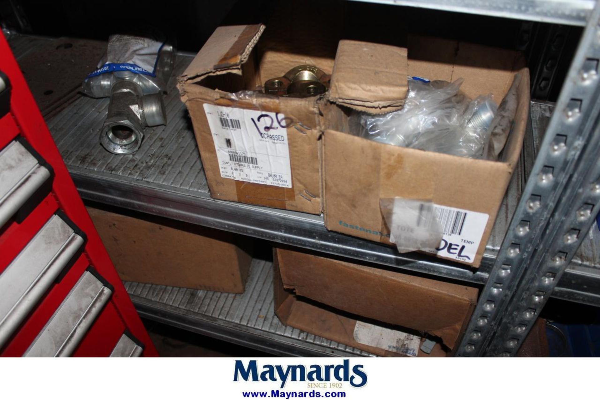 lot of hydraulic fittings on shelf - Image 5 of 5