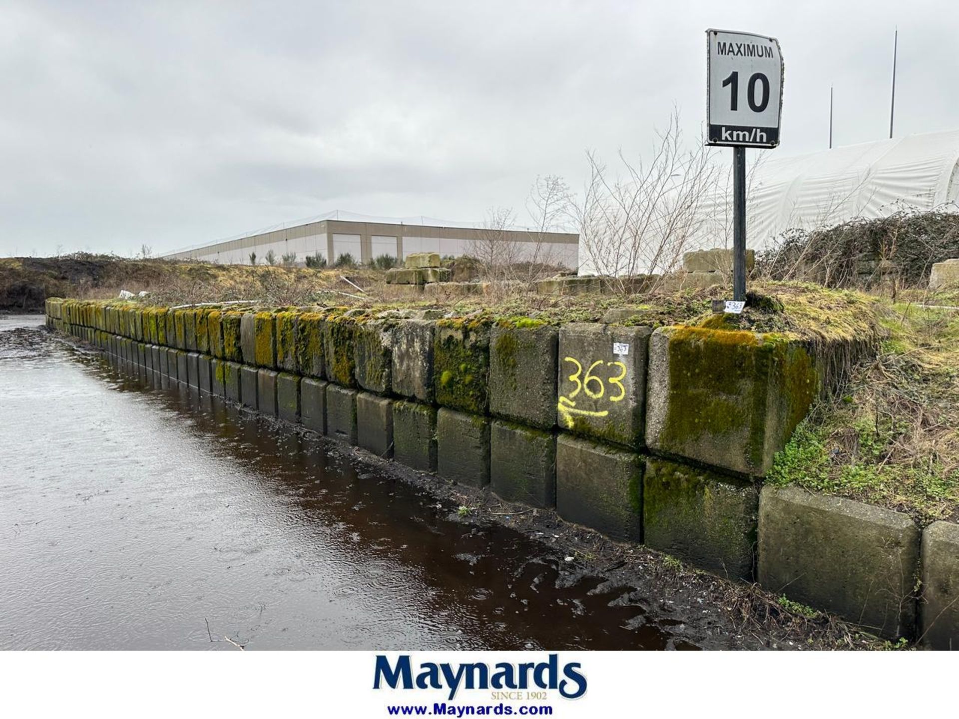 approx. 130 concrete lock blocks