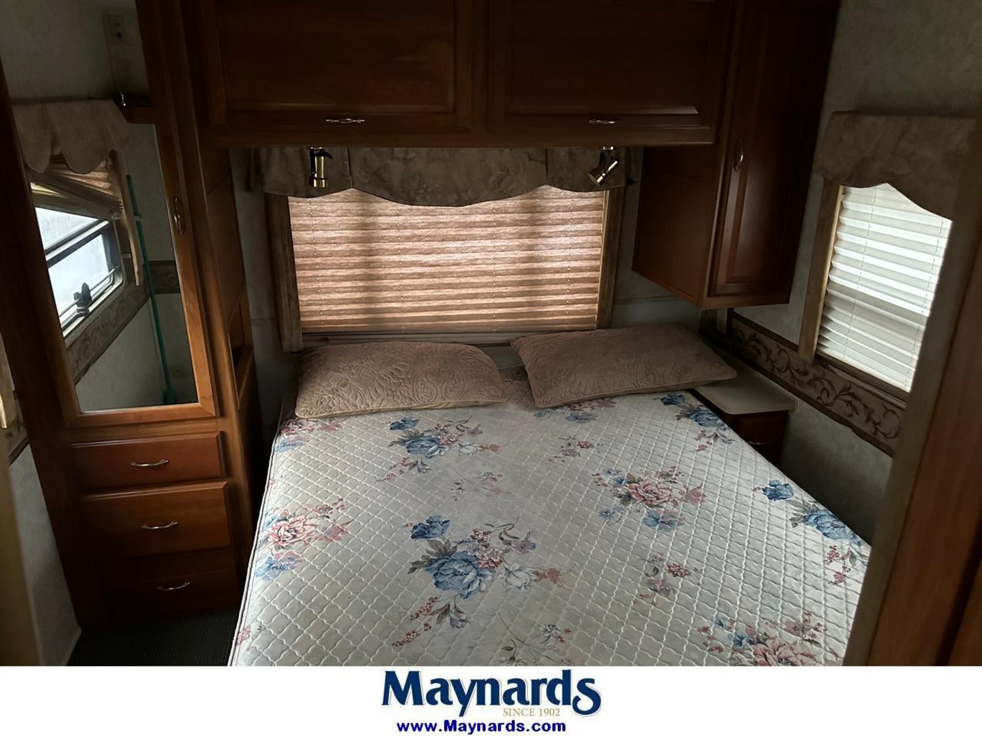 1999 Ford E450 motorhome - Image 11 of 17