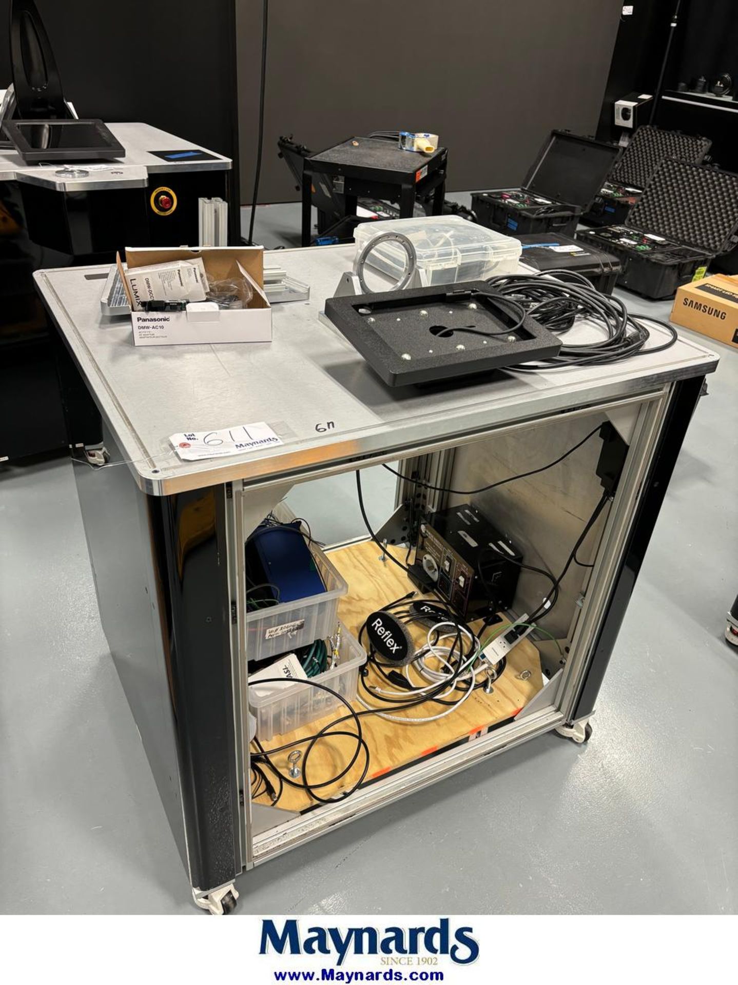 tradeshow demonstration station with power supply