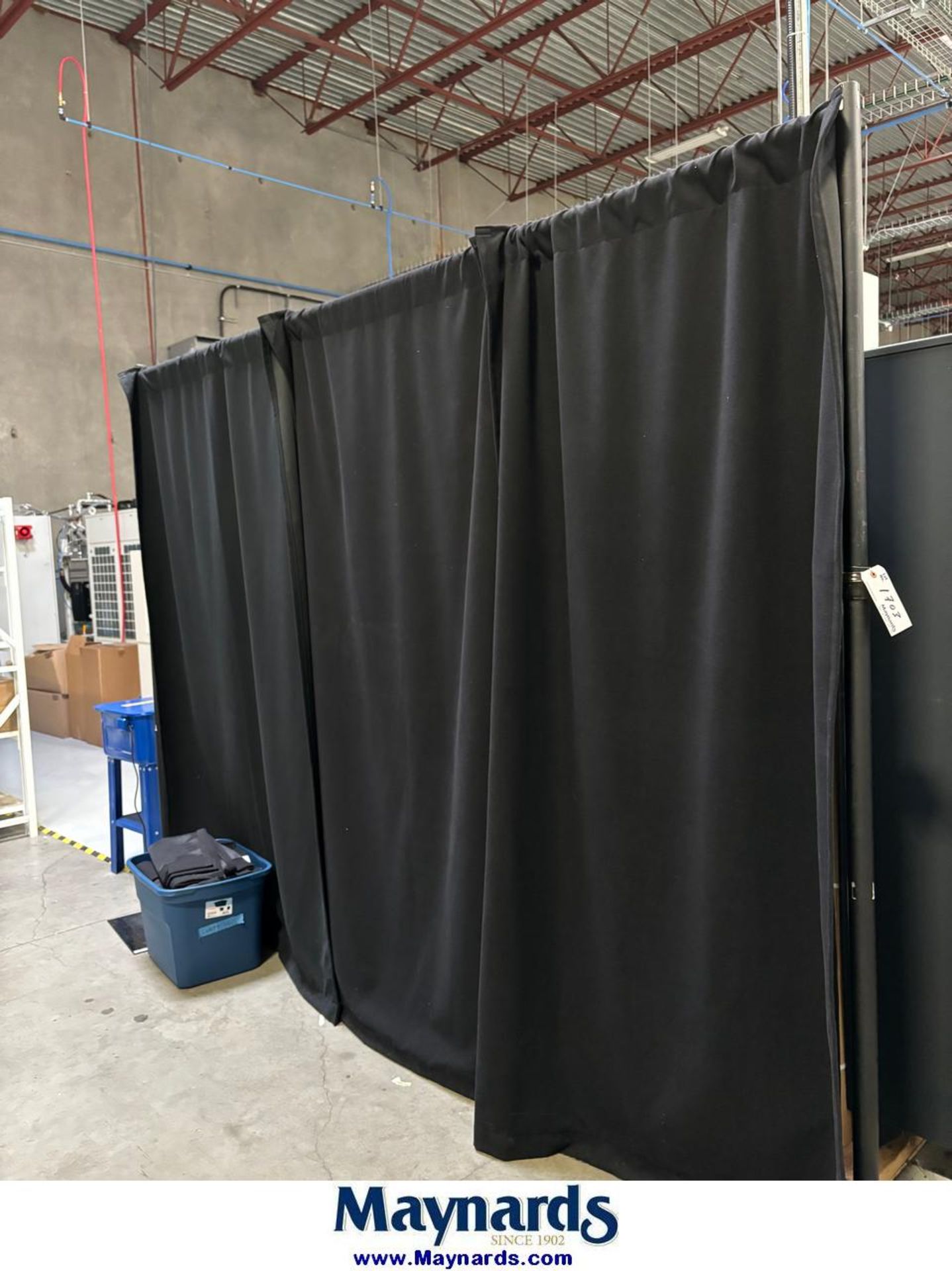 Display curtain with 2 posts