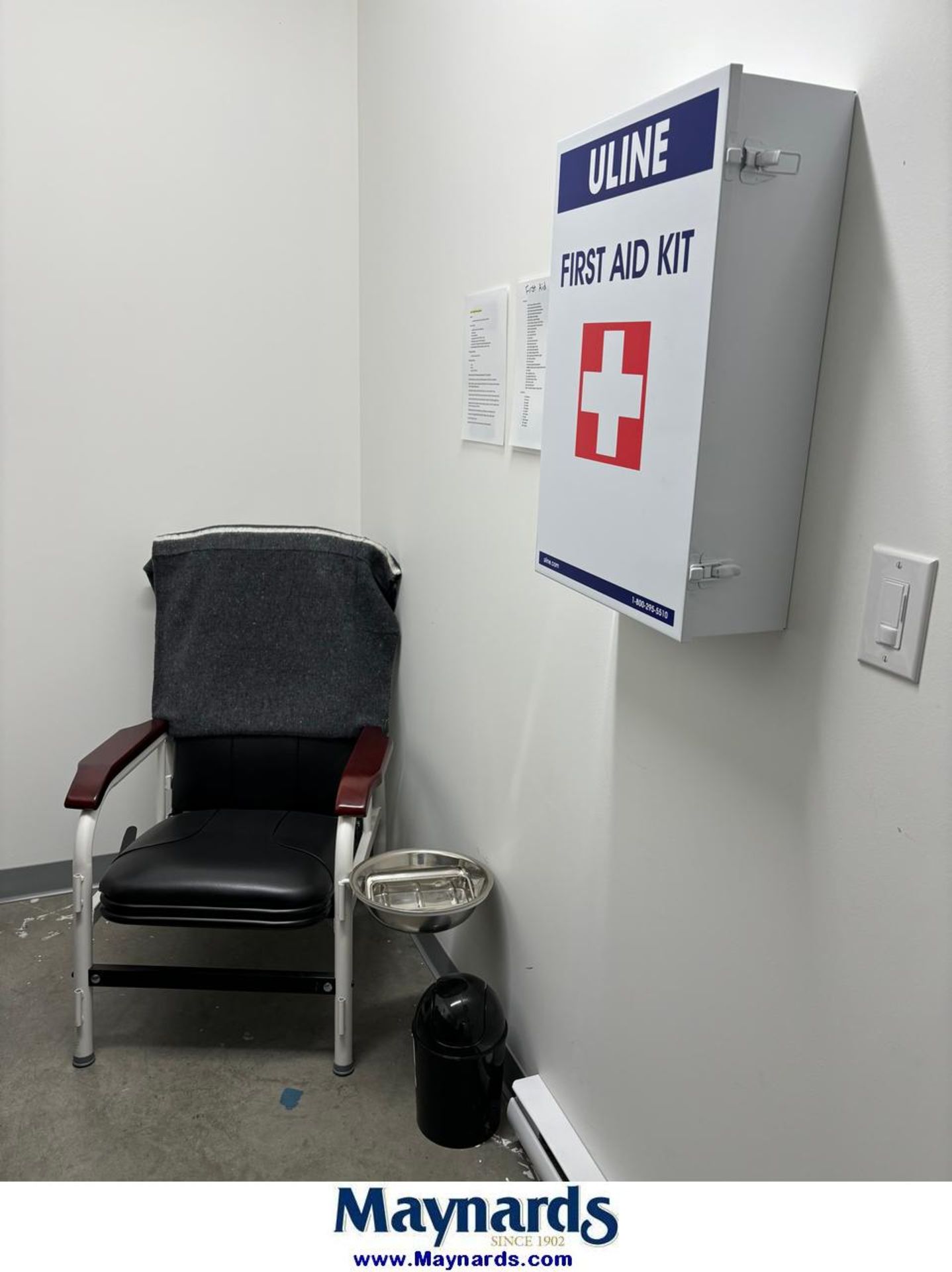 Contents of first aid room - Image 2 of 5