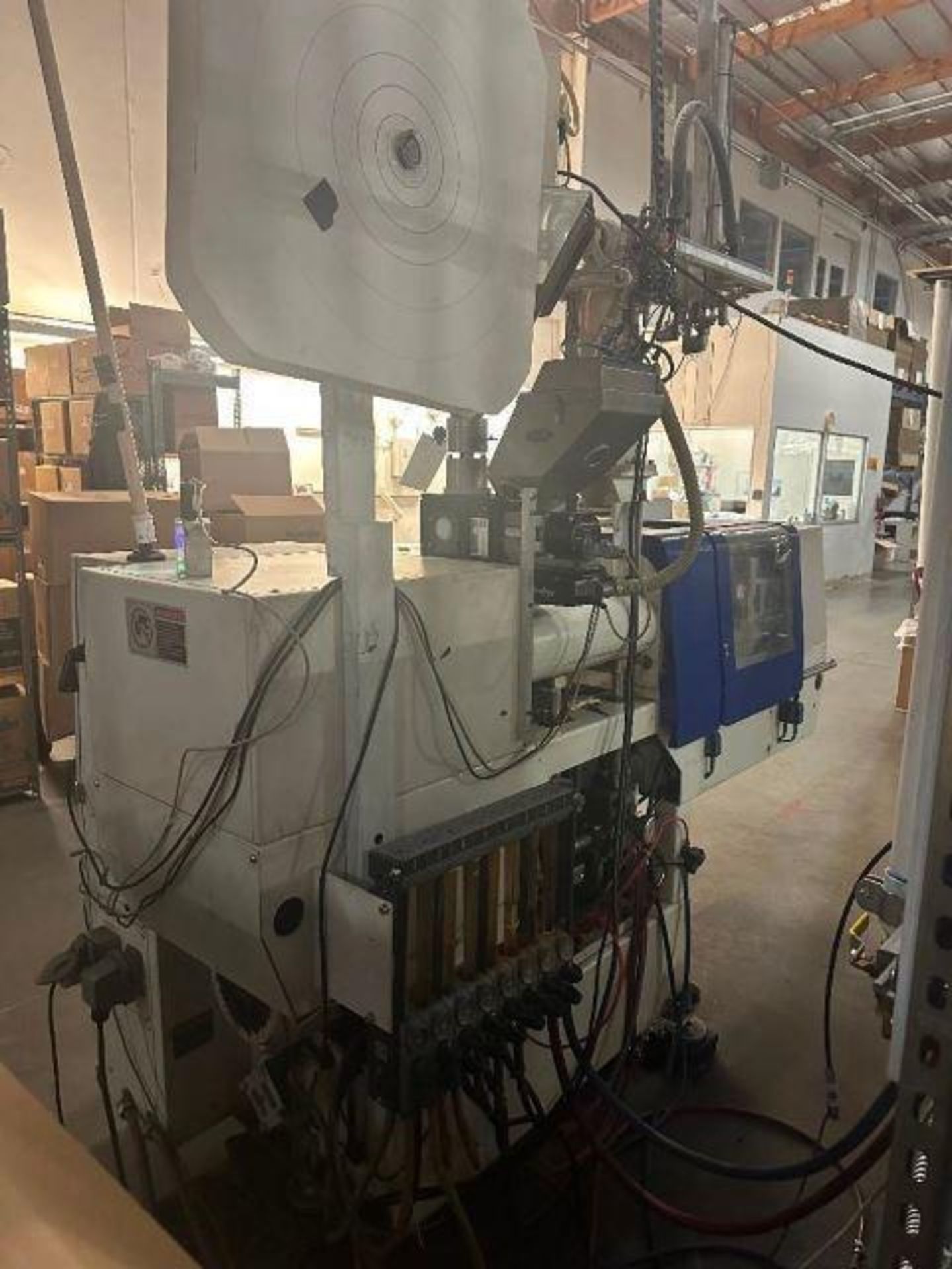 38 TON .95 OZ BATTENFELD 350 PLUS INJECTION MOLDING MACHINE, 2010 - Image 4 of 10